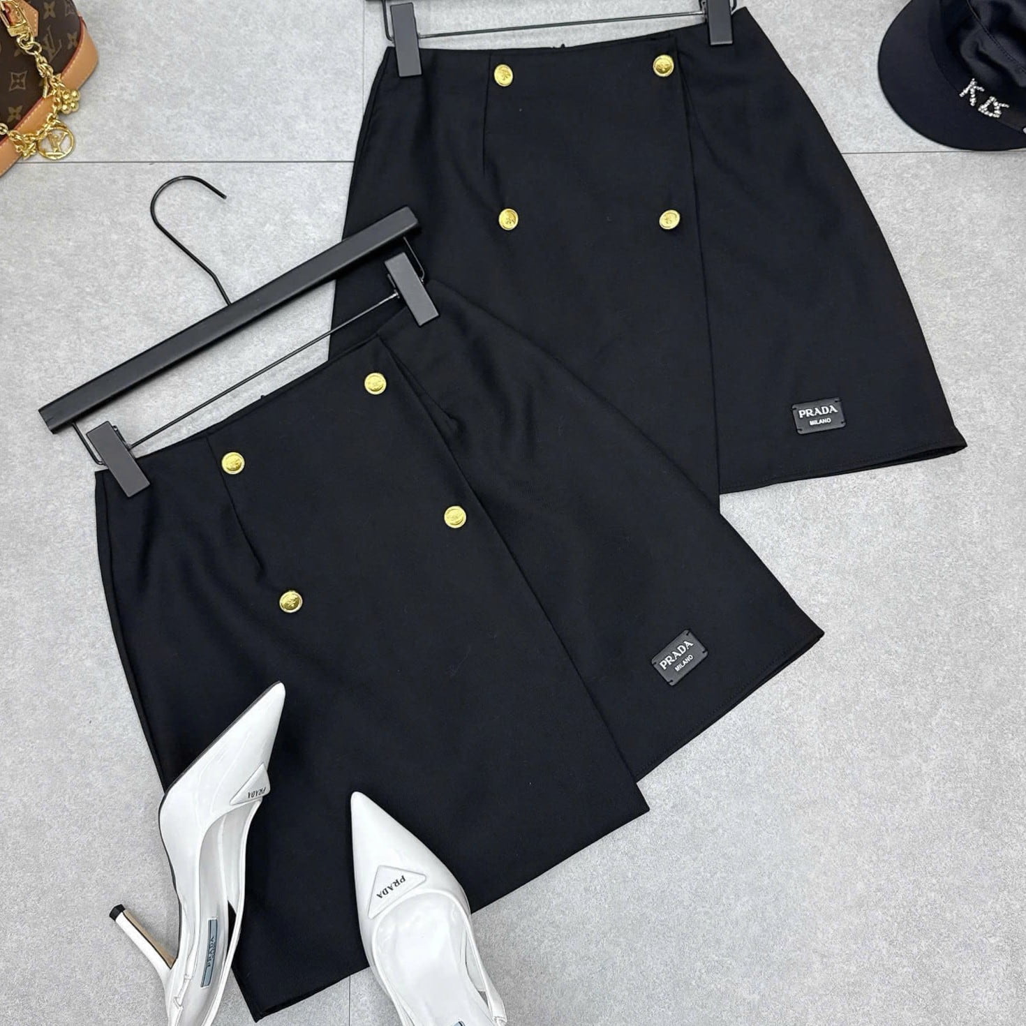 Chân váy ngắn nữ nút vàng vạt chéo Prada 12