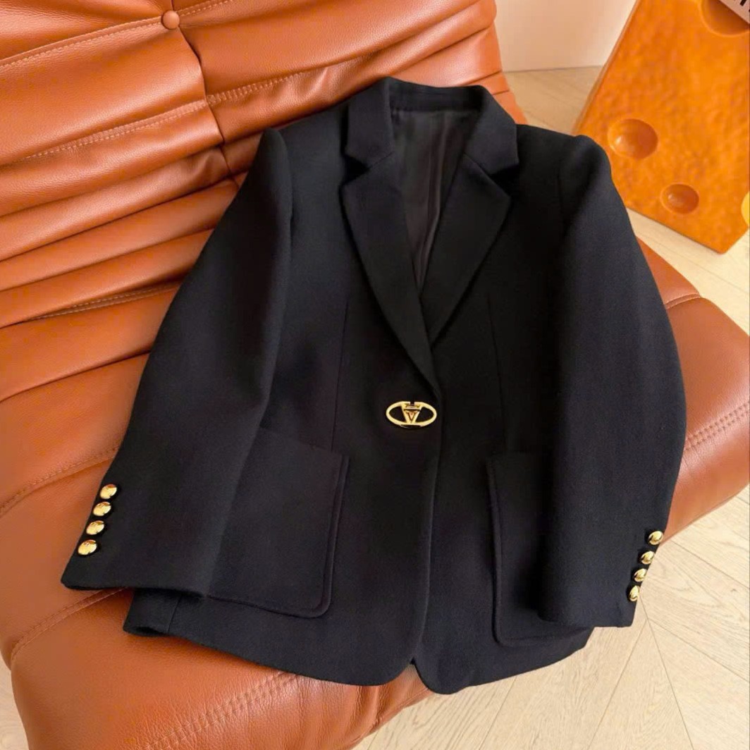 Áo khoác đen nút vàng dáng dài vừa Valentino 2