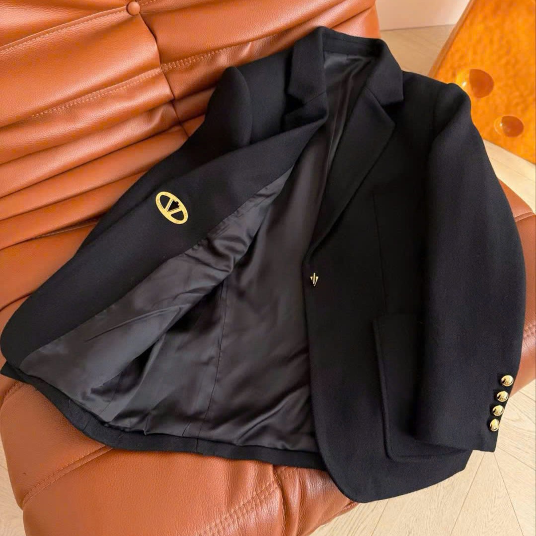 Áo khoác đen nút vàng dáng dài vừa Valentino 4