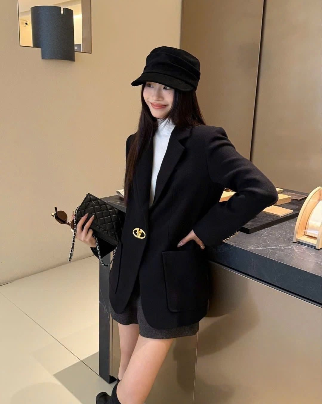Áo khoác đen nút vàng dáng dài vừa Valentino 6