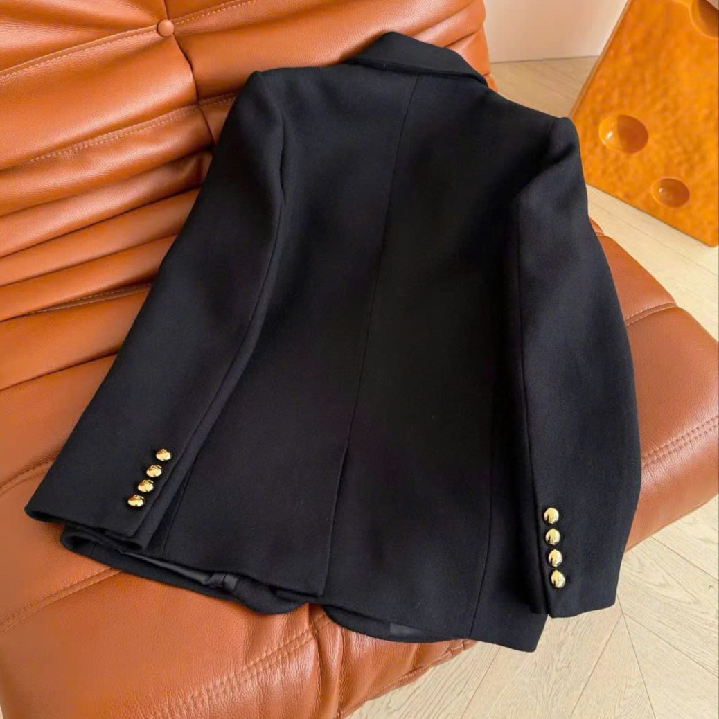 Áo khoác đen nút vàng dáng dài vừa Valentino 7