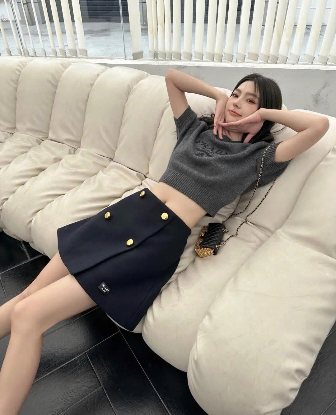 Chân váy ngắn nữ nút vàng vạt chéo Prada 1