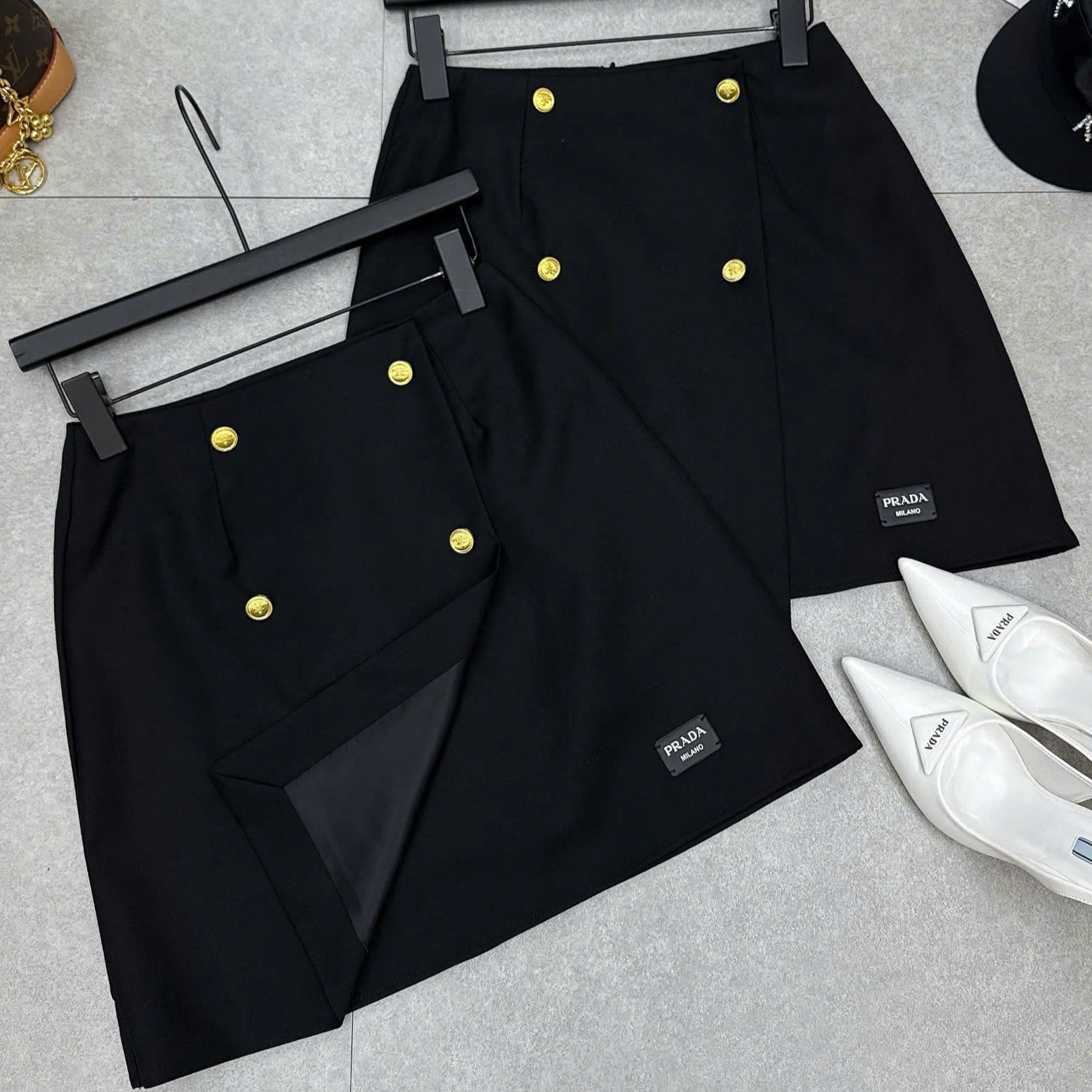 Chân váy ngắn nữ nút vàng vạt chéo Prada 5