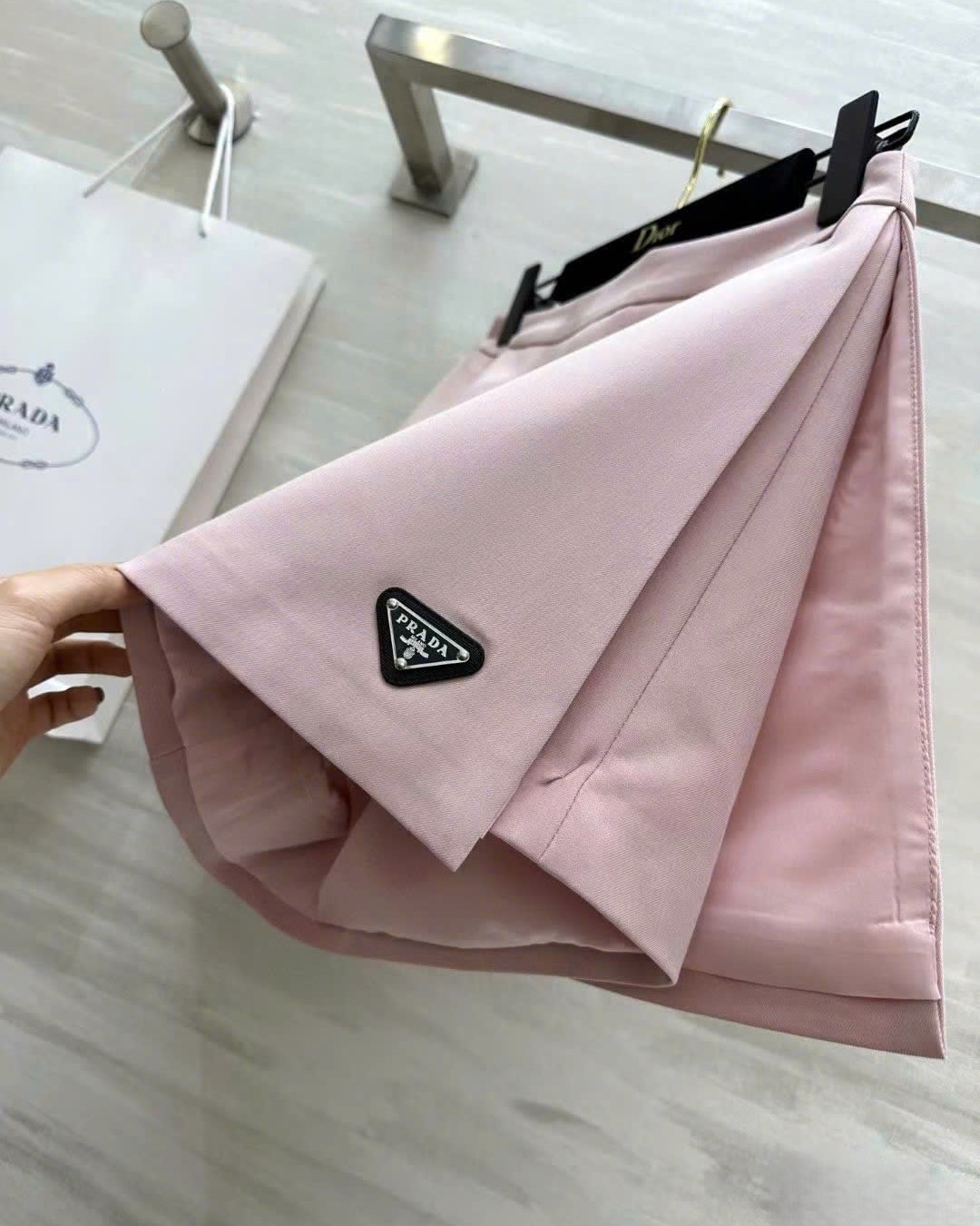 Chân váy vạt xéo kem và hồng Prada 1