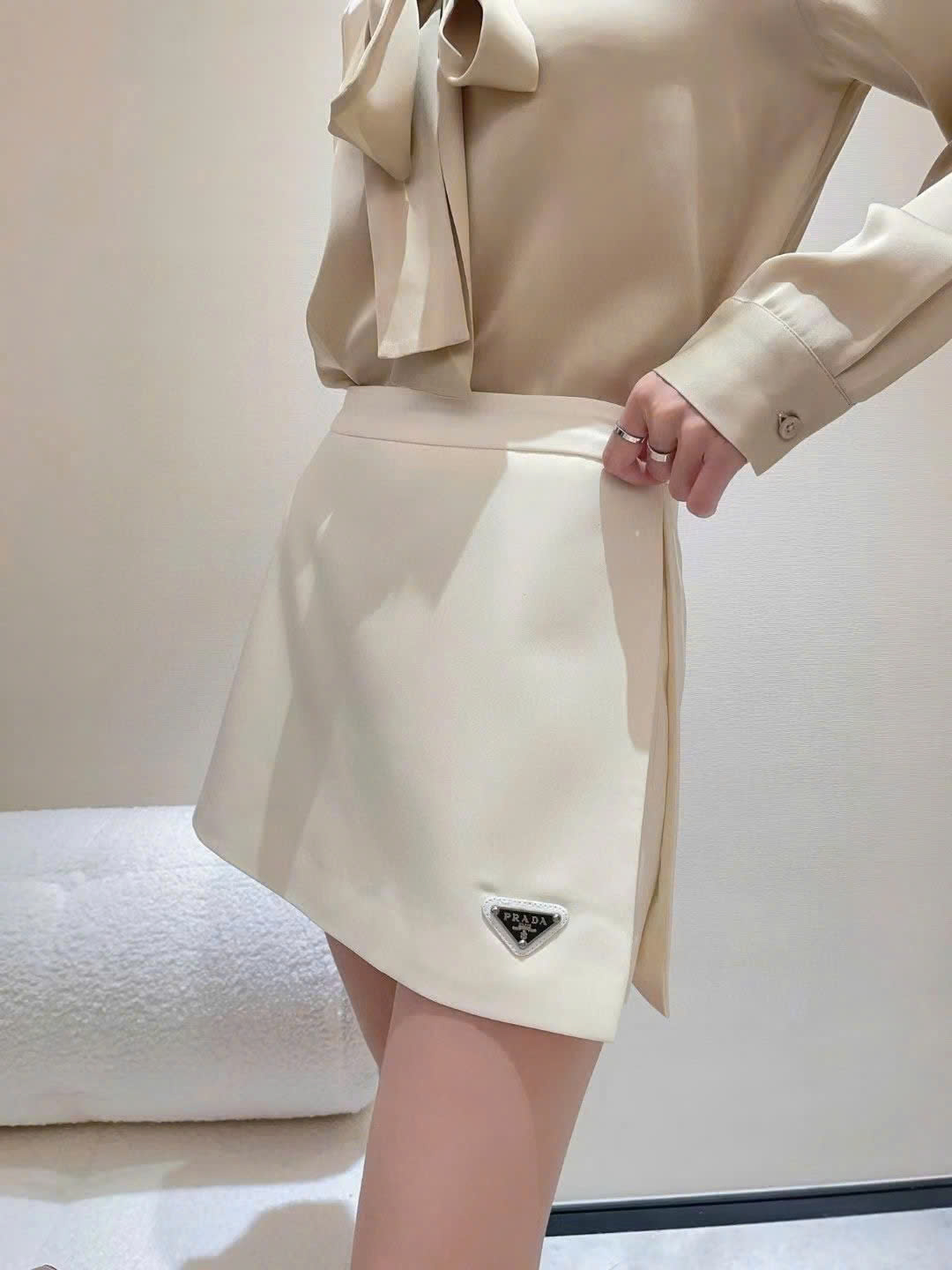 Chân váy vạt xéo kem và hồng Prada 3
