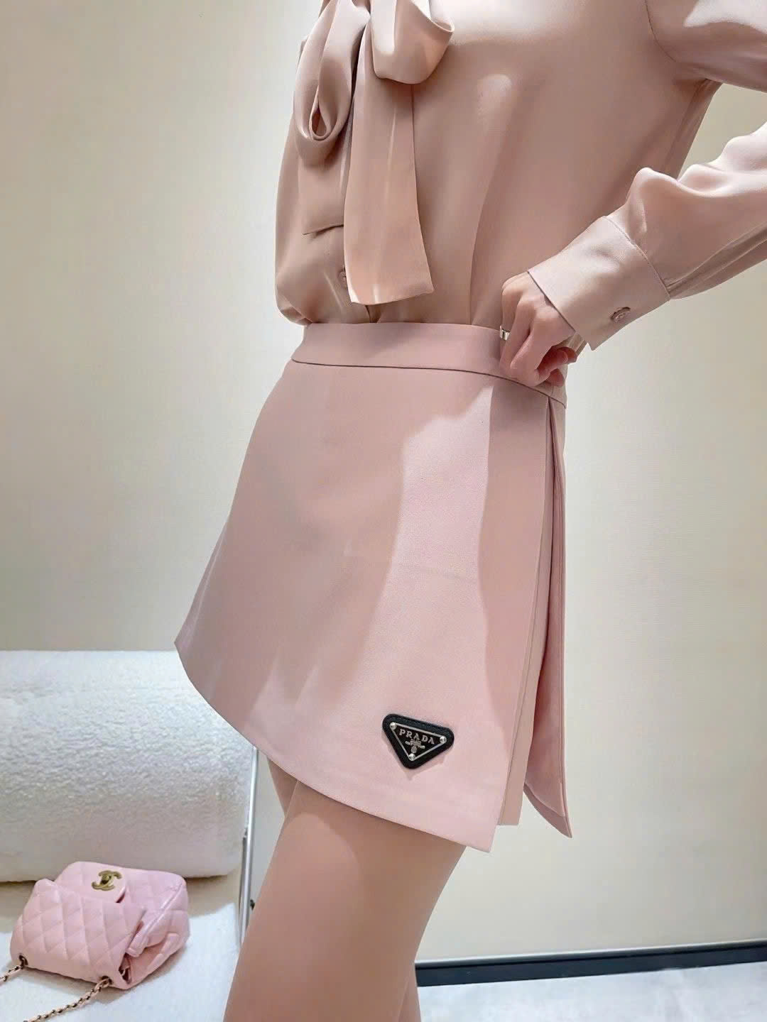 Chân váy vạt xéo kem và hồng Prada 4