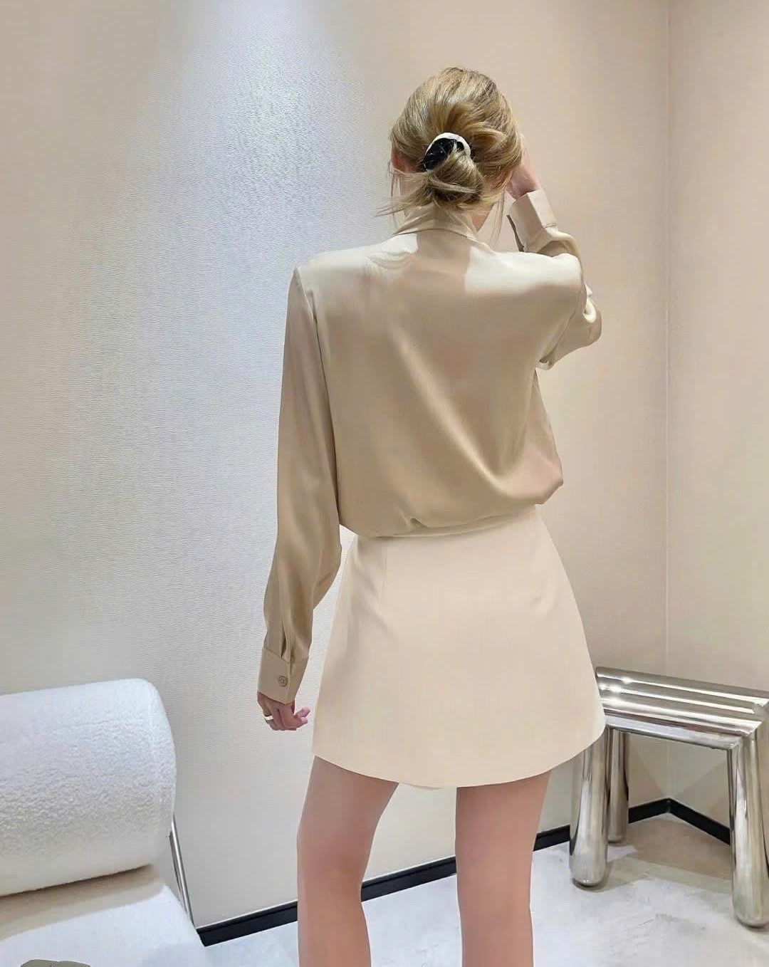 Chân váy vạt xéo kem và hồng Prada 5