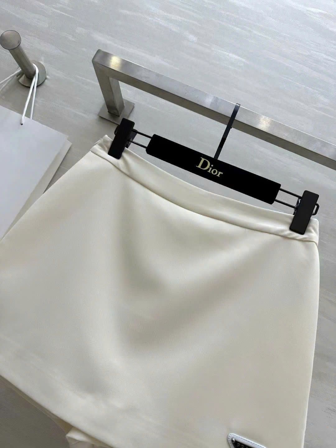 Chân váy vạt xéo kem và hồng Prada 6