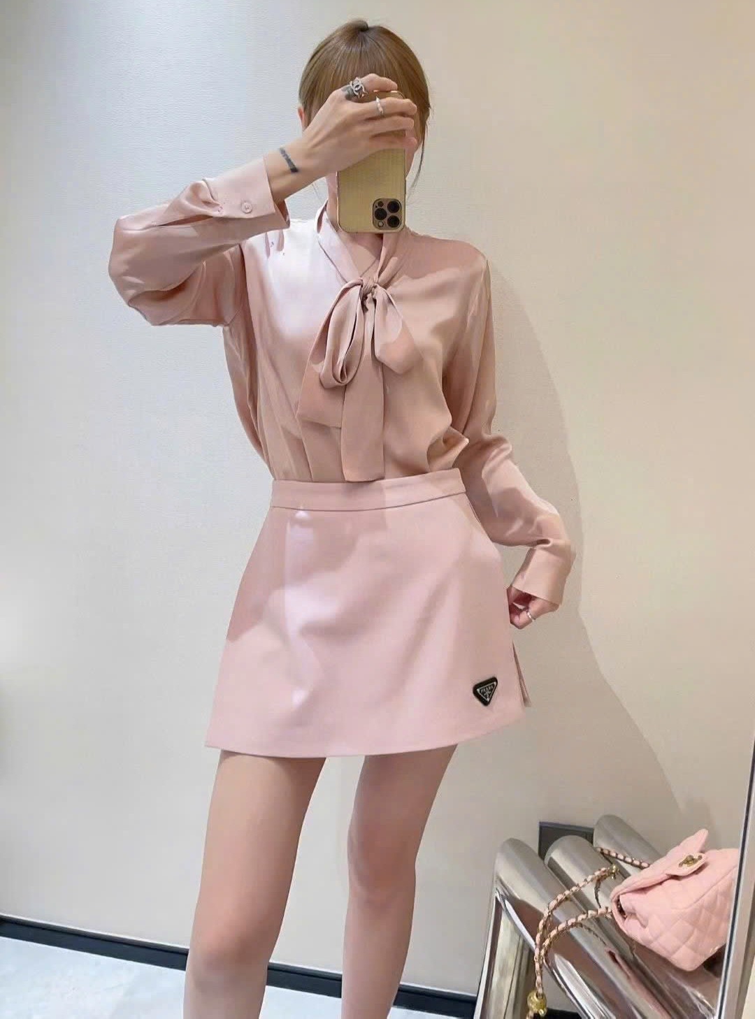 Chân váy vạt xéo kem và hồng Prada 2