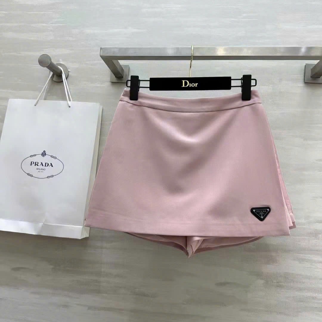 Chân váy vạt xéo kem và hồng Prada 8