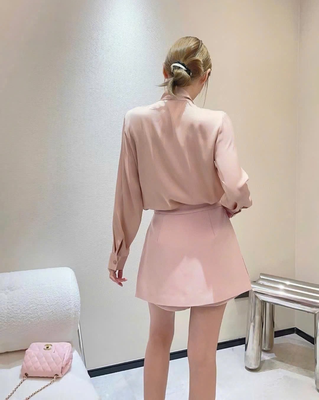 Chân váy vạt xéo kem và hồng Prada 9