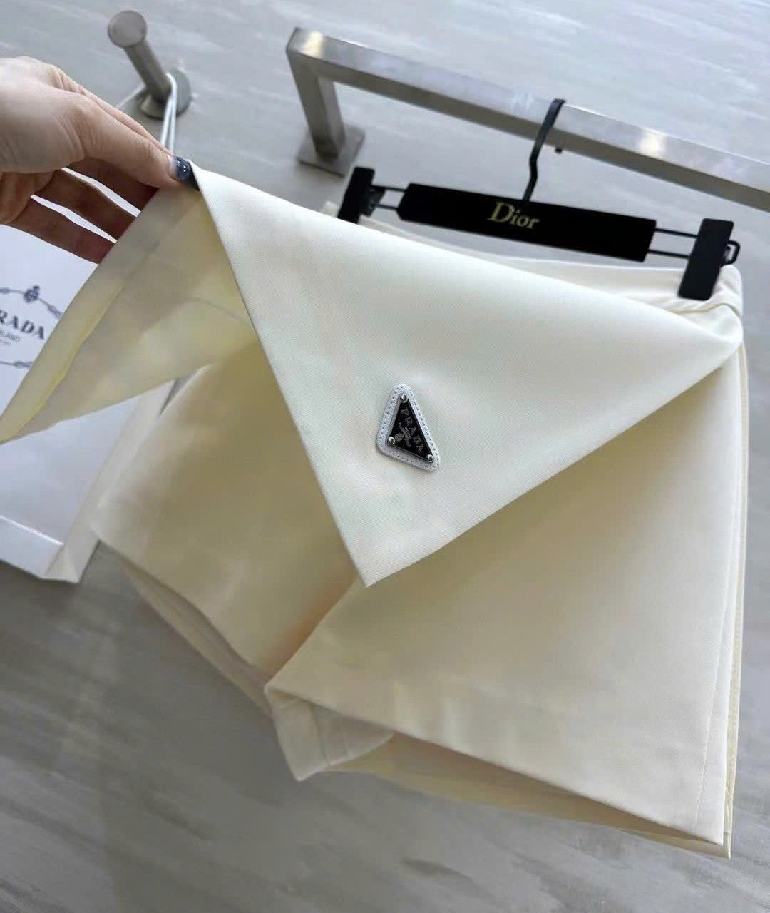 Chân váy vạt xéo kem và hồng Prada 7