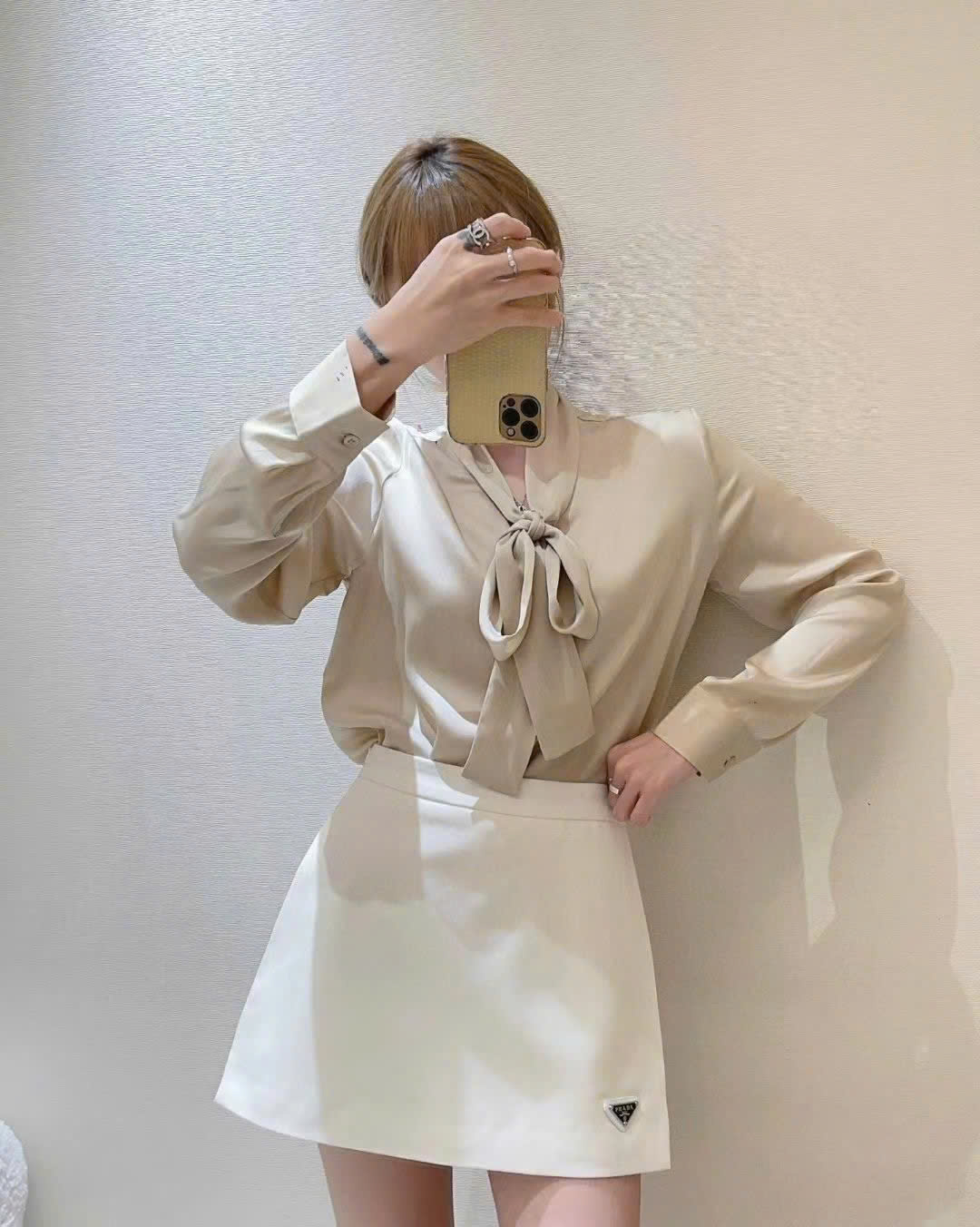 Chân váy vạt xéo kem và hồng Prada 13