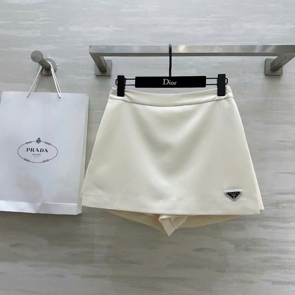 Chân váy vạt xéo kem và hồng Prada 11