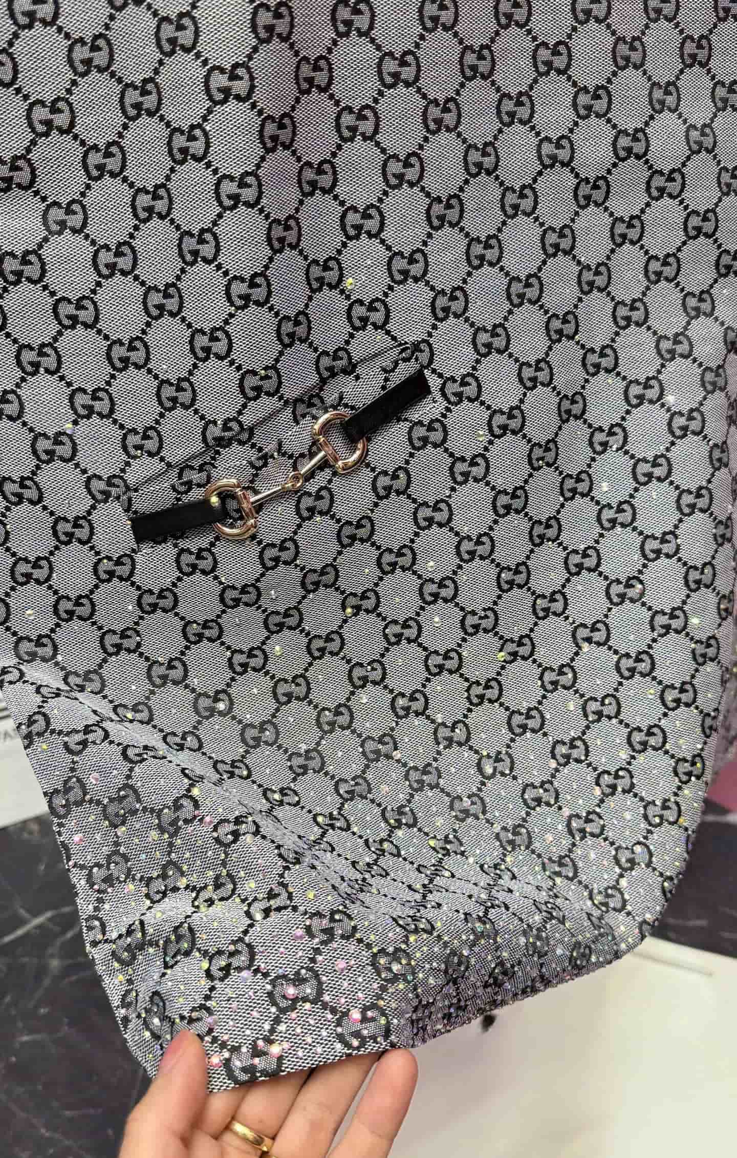 Áo đầm xám sát nách phom rộng Gucci 2