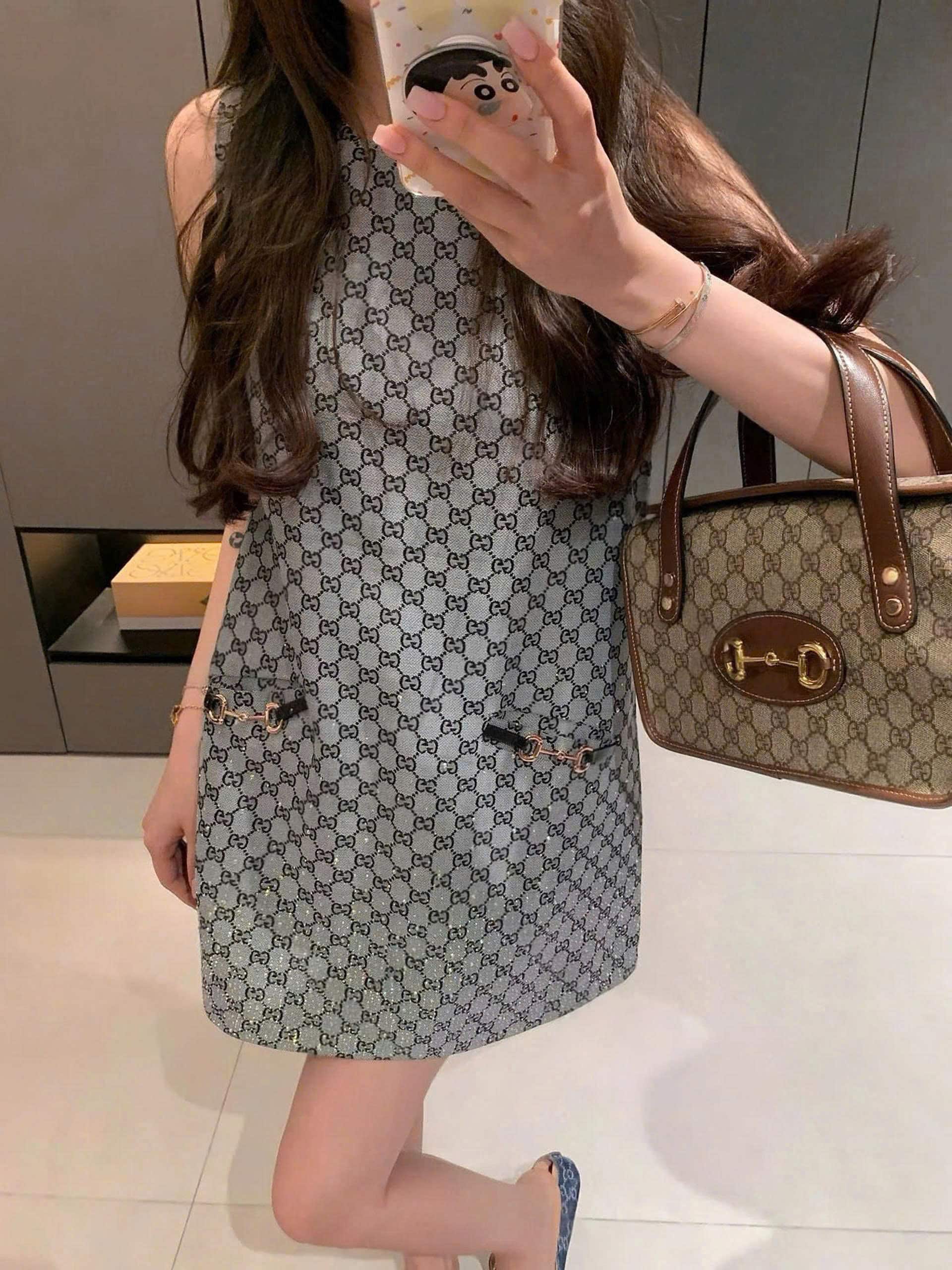 Áo đầm xám sát nách phom rộng Gucci 3