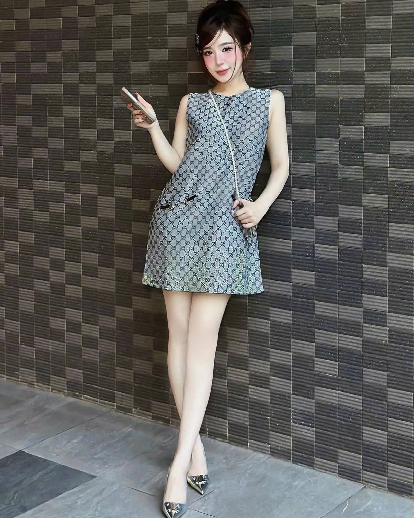 Áo đầm xám sát nách phom rộng Gucci 4