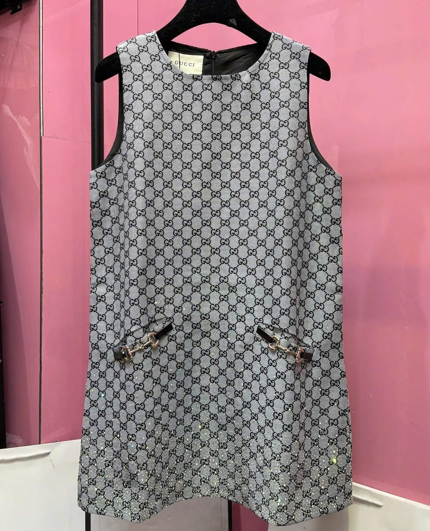 Áo đầm xám sát nách phom rộng Gucci 5