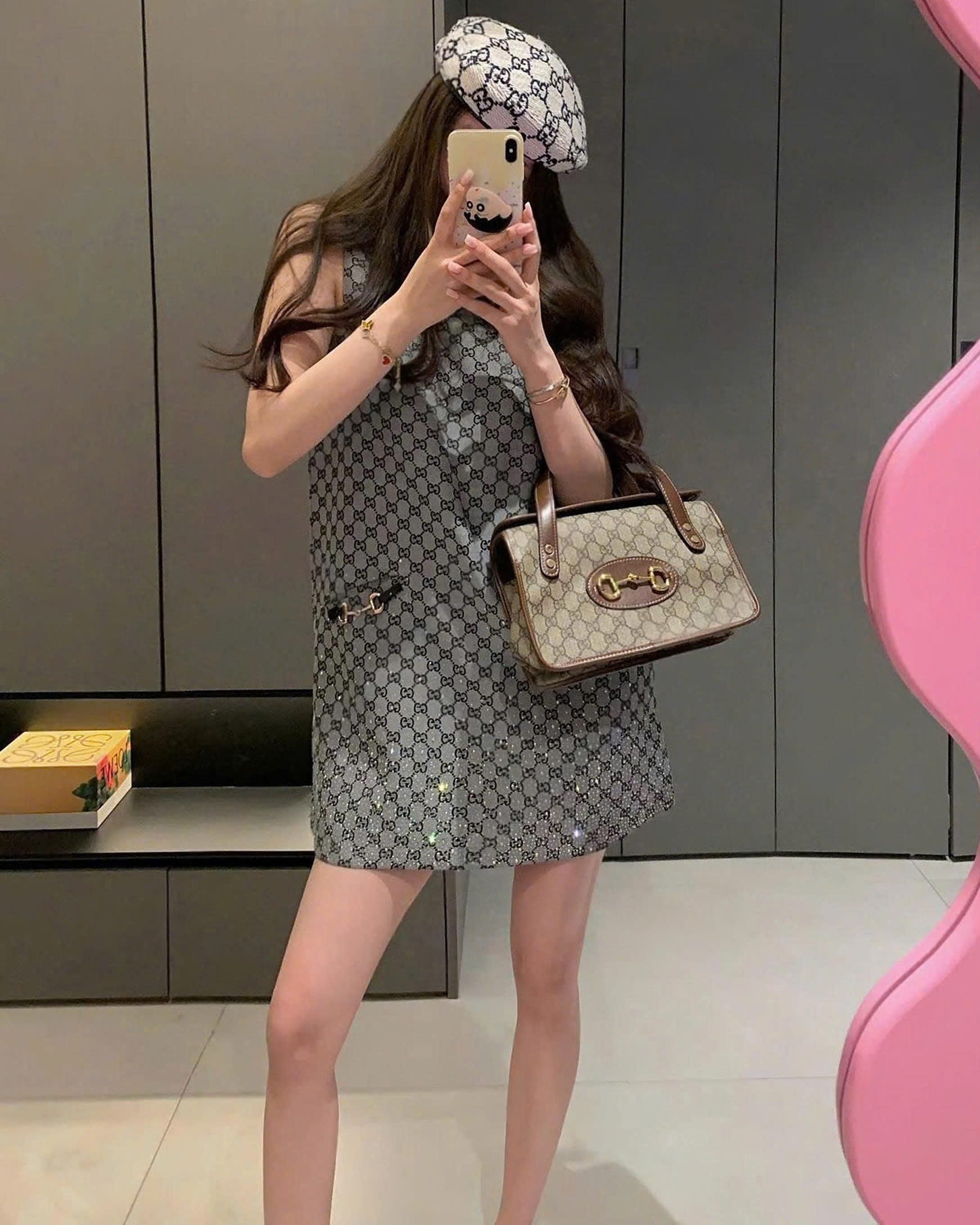 Áo đầm xám sát nách phom rộng Gucci 6