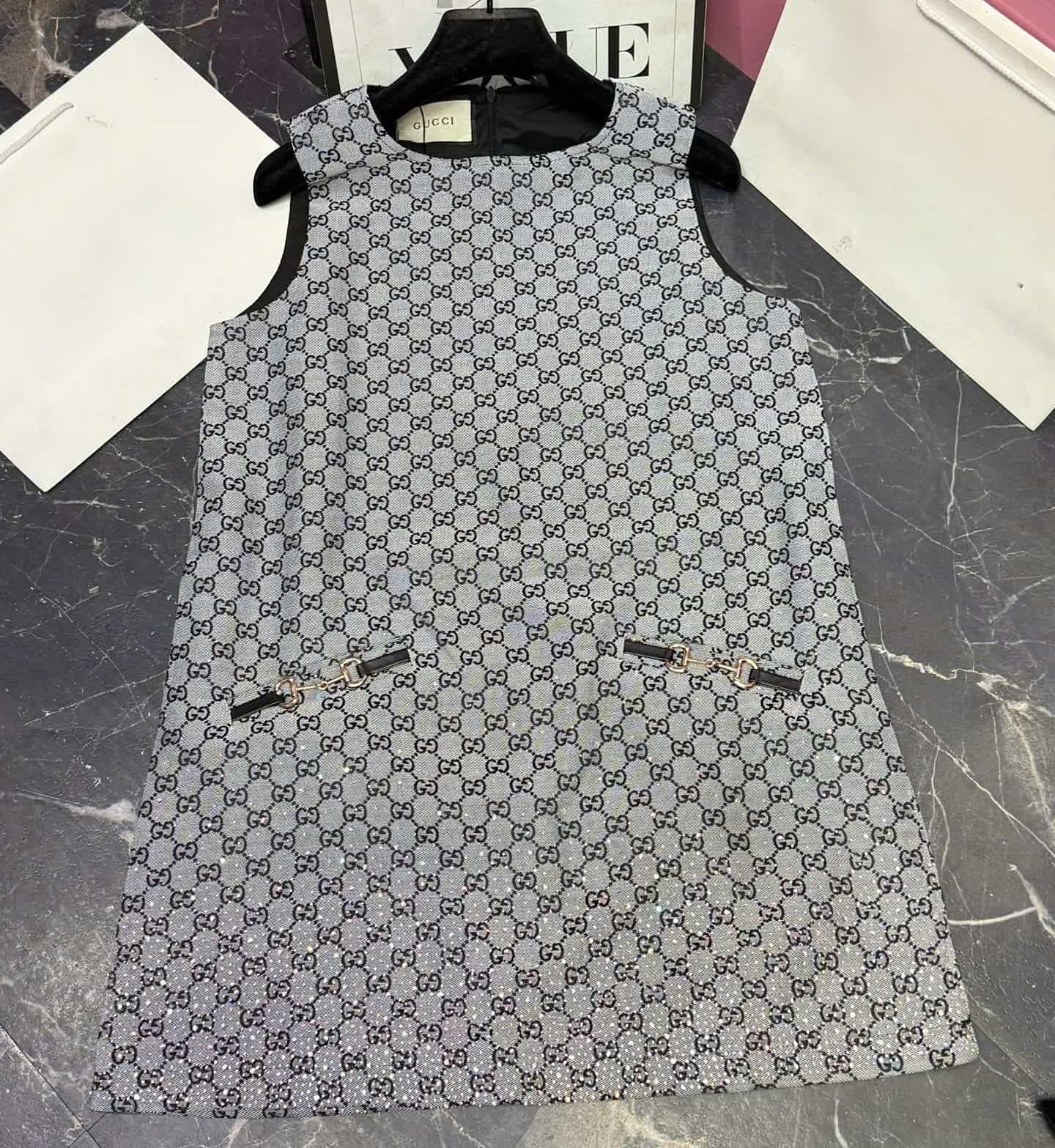 Áo đầm xám sát nách phom rộng Gucci 7