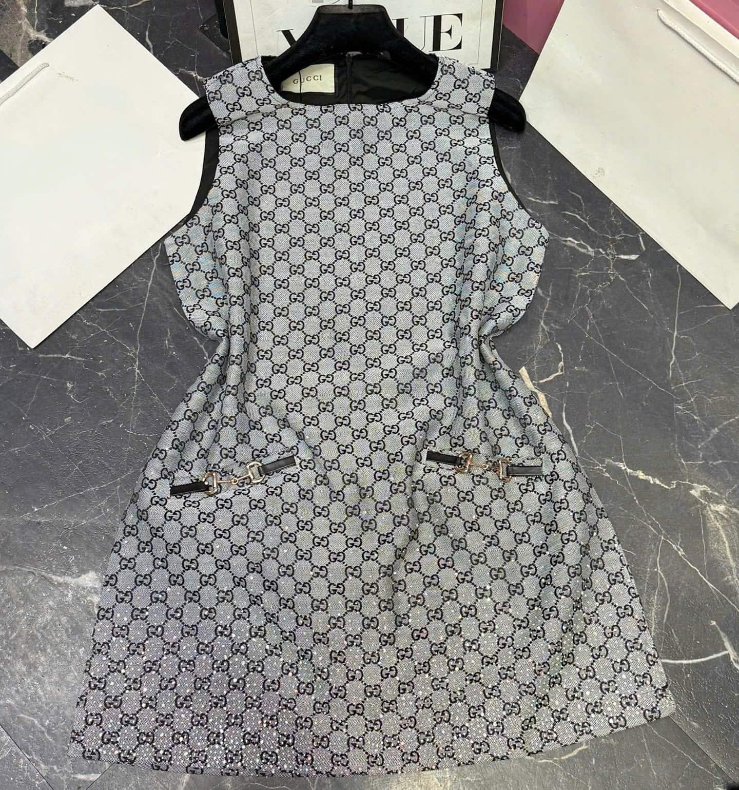 Áo đầm xám sát nách phom rộng Gucci 8