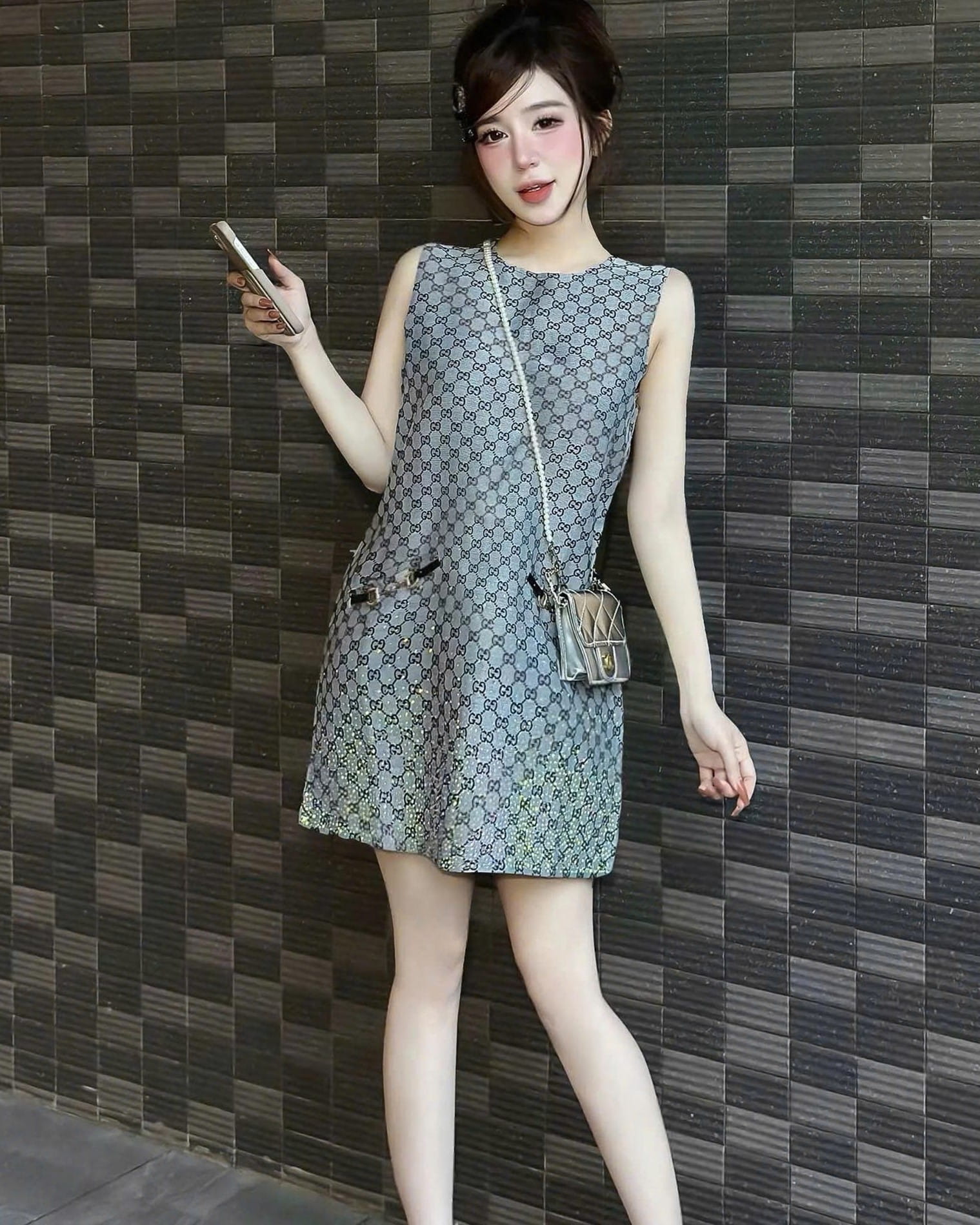 Áo đầm xám sát nách phom rộng Gucci 9