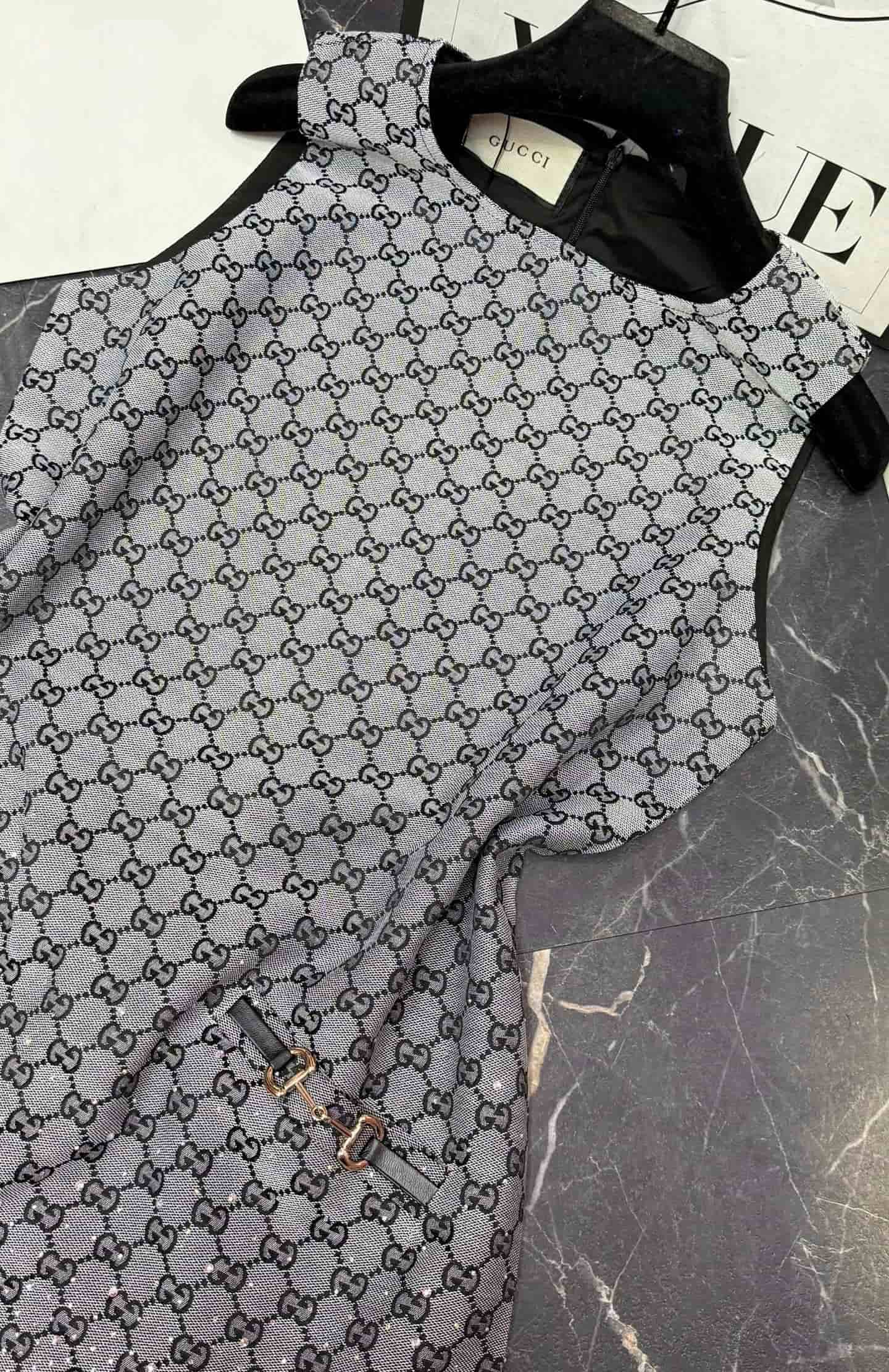 Áo đầm xám sát nách phom rộng Gucci 10