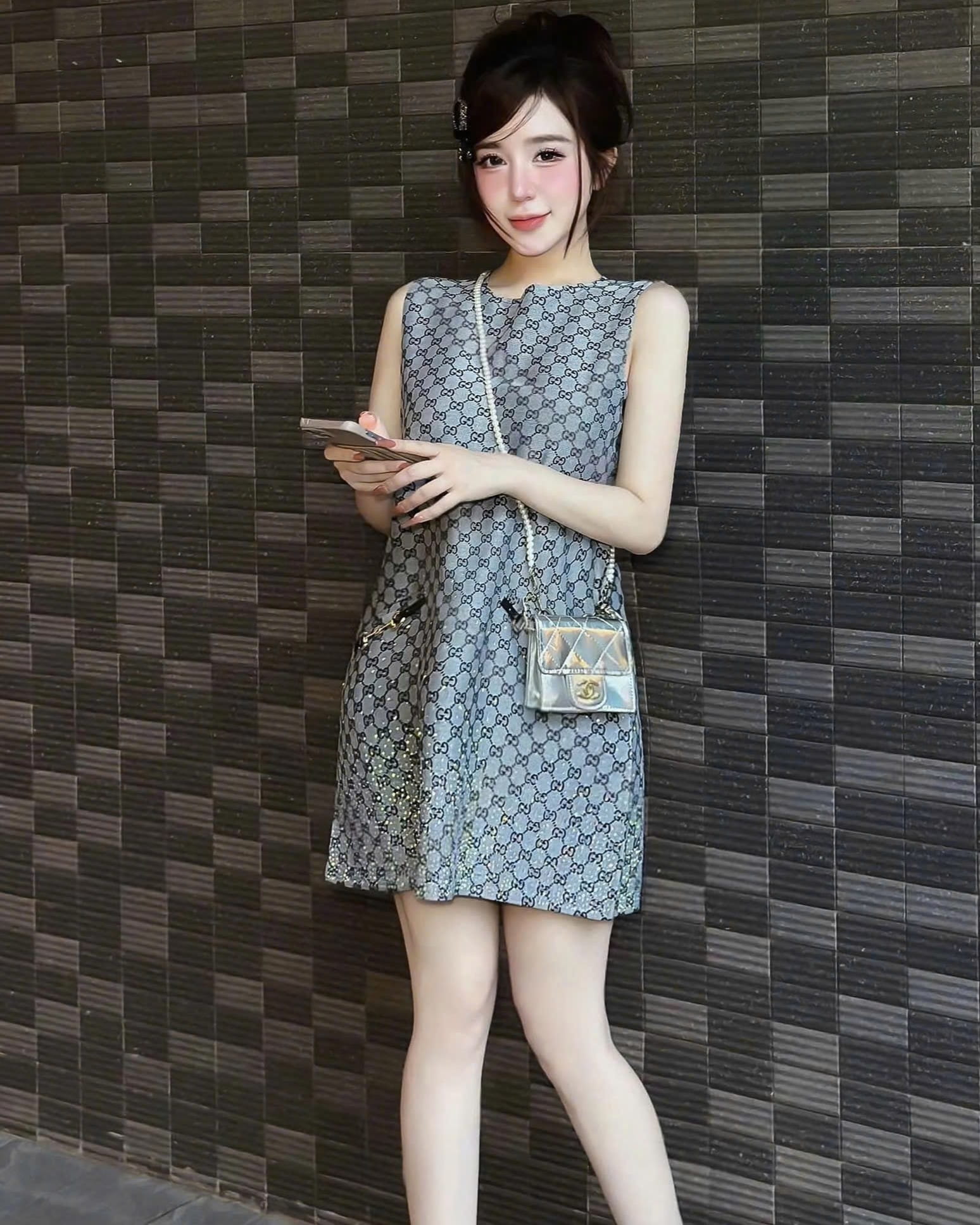 Áo đầm xám sát nách phom rộng Gucci 11