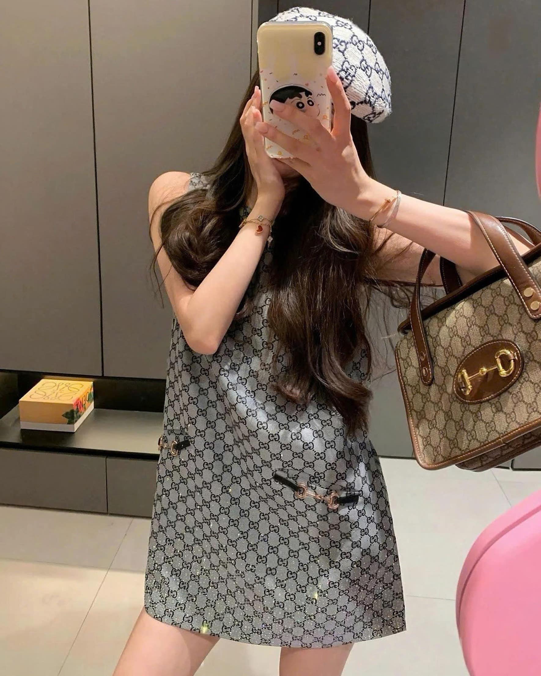 Áo đầm xám sát nách phom rộng Gucci 12
