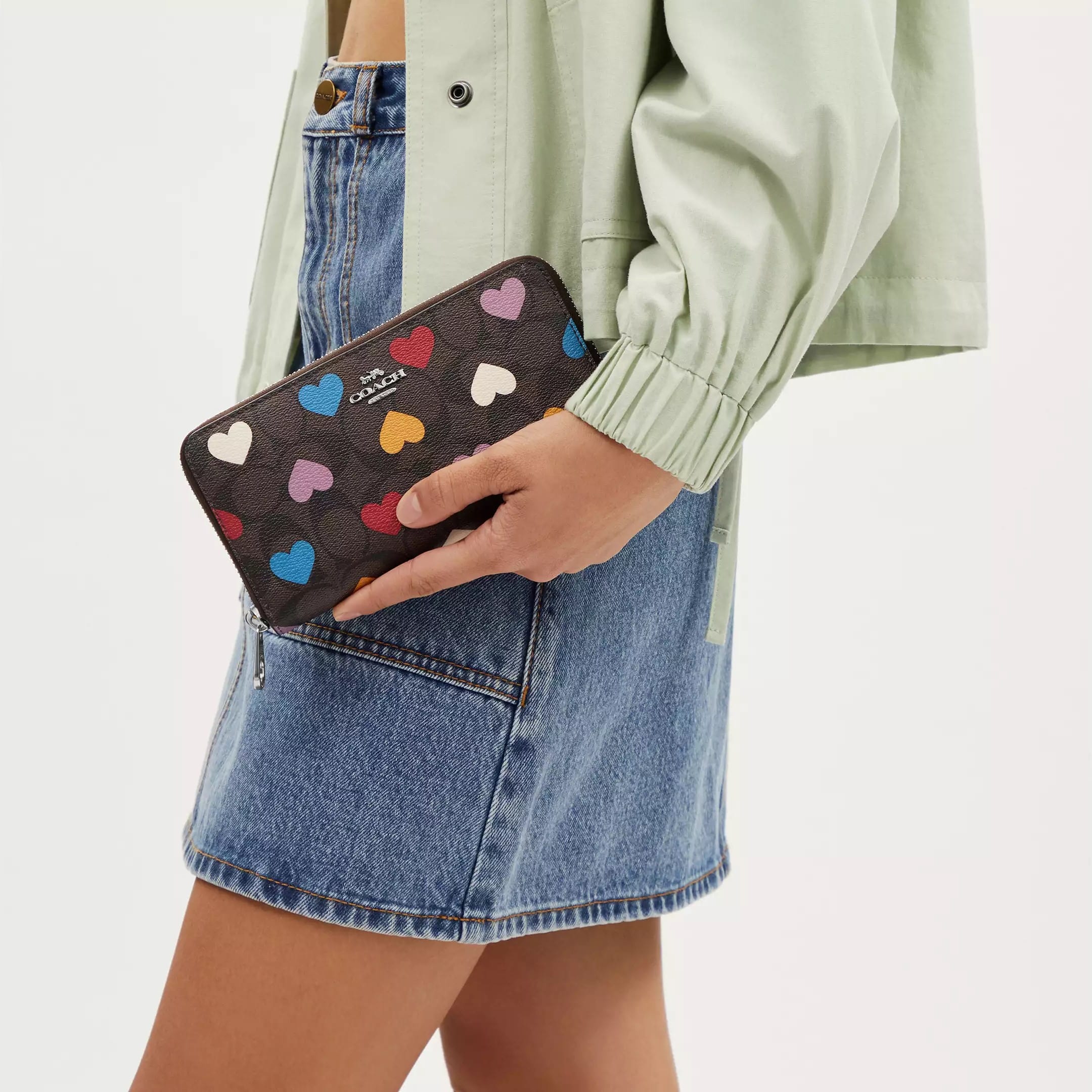Ví Coach dài Long Zip Around Wallet In Signature Canvas With Heart Print CP411 7