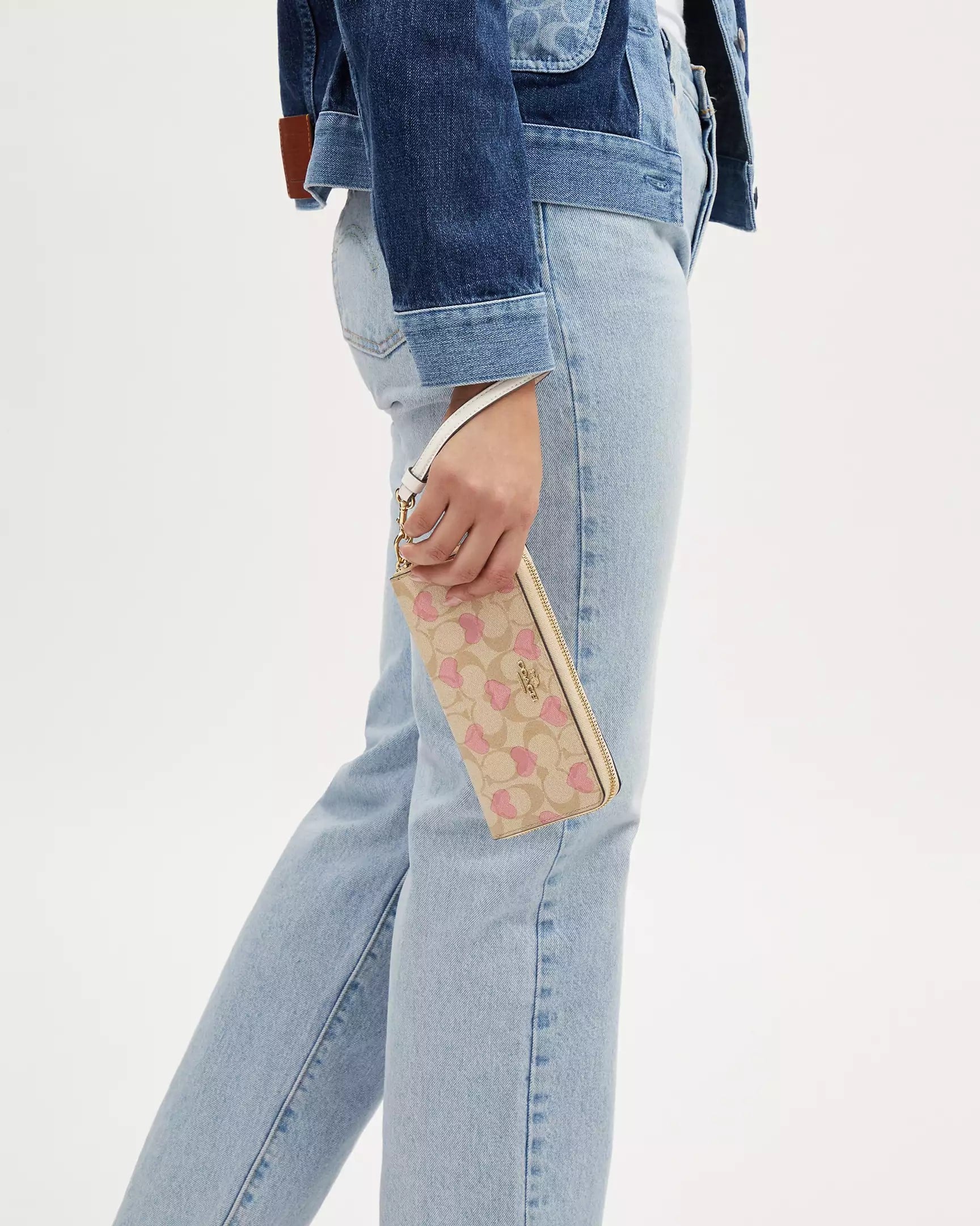 Ví Coach dài Long Zip Around Wallet In Signature Canvas With Heart Print CQ147 3
