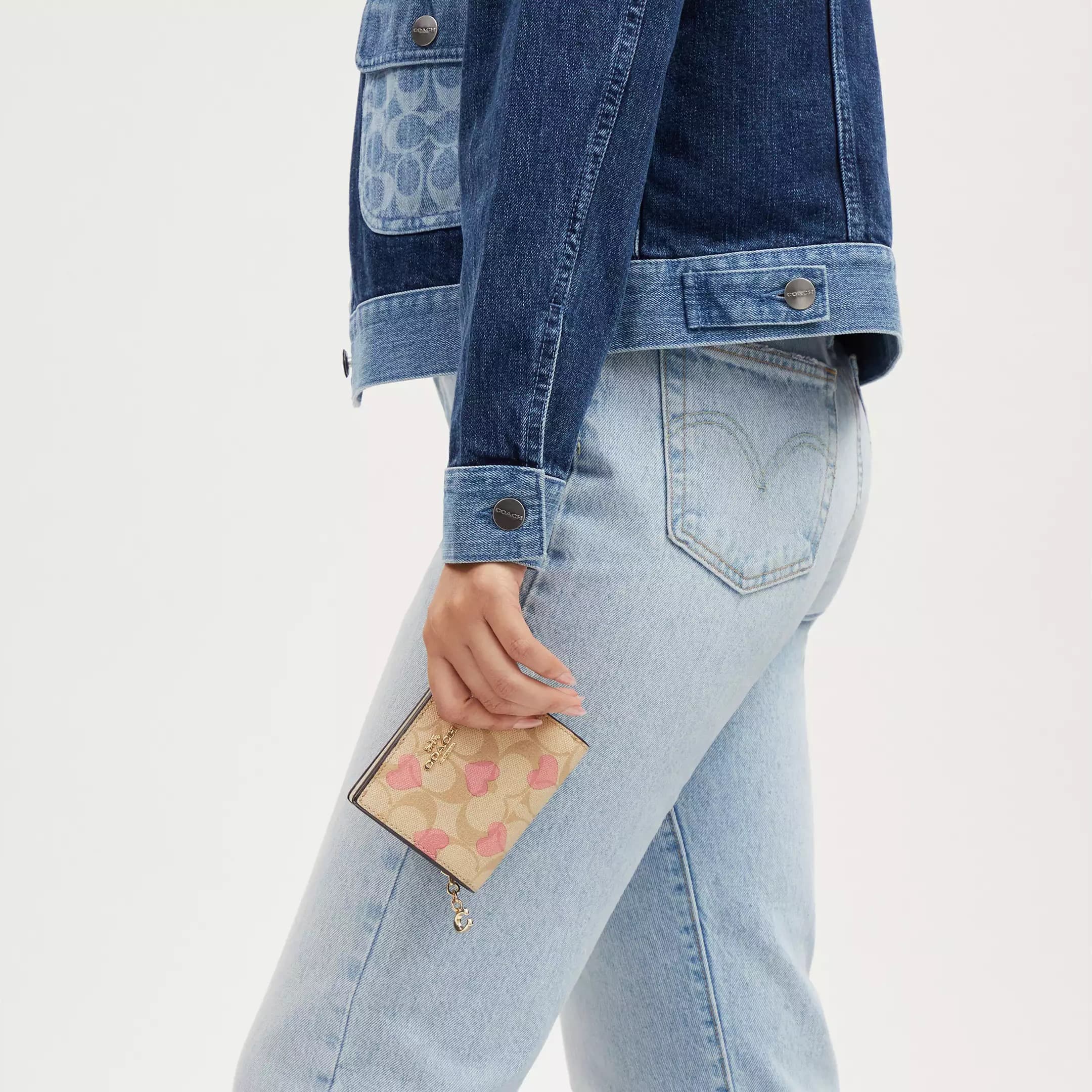 Ví Coach ngắn Snap Wallet In Signature Canvas With Heart Print CQ145 4