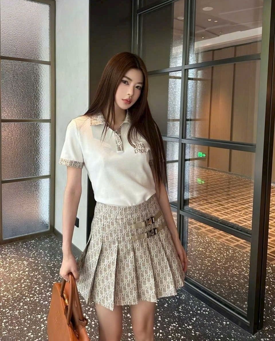 Set áo thun polo váy xếp ly Dior 1