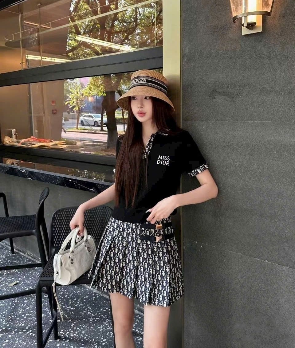Set áo thun polo váy xếp ly Dior 2