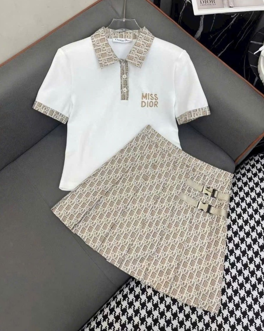 Set áo thun polo váy xếp ly Dior 5