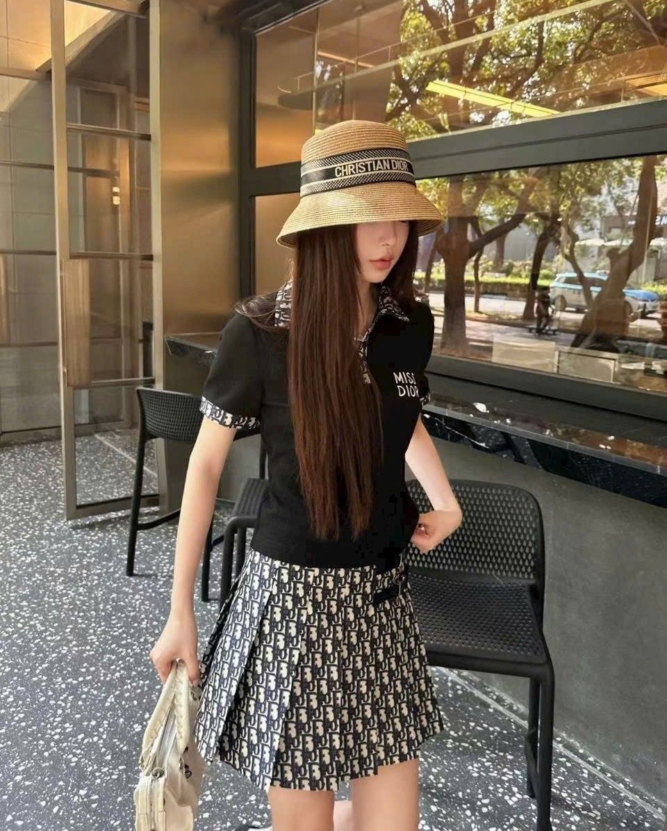 Set áo thun polo váy xếp ly Dior 6