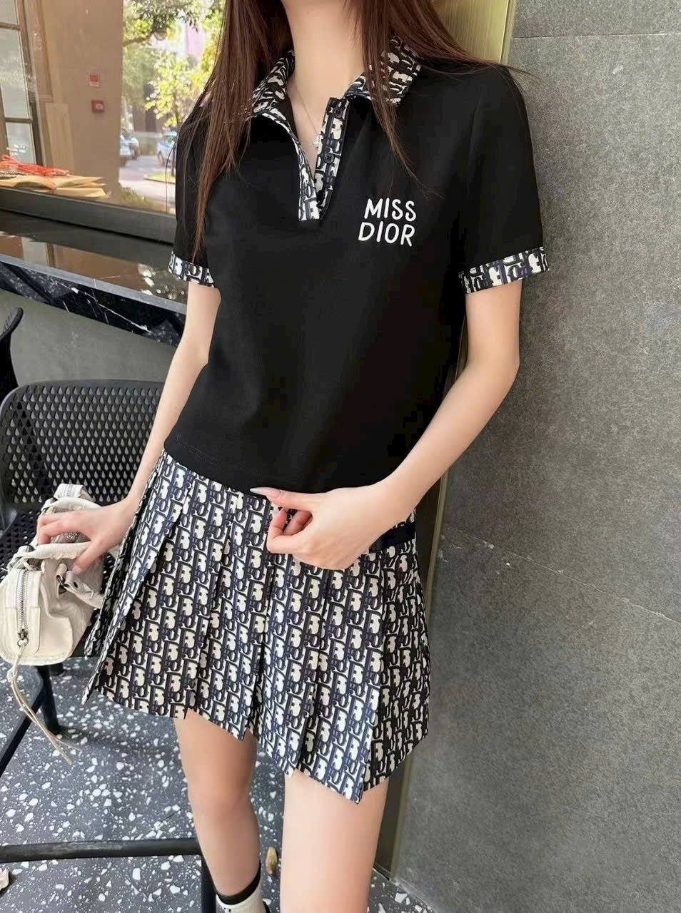 Set áo thun polo váy xếp ly Dior 4