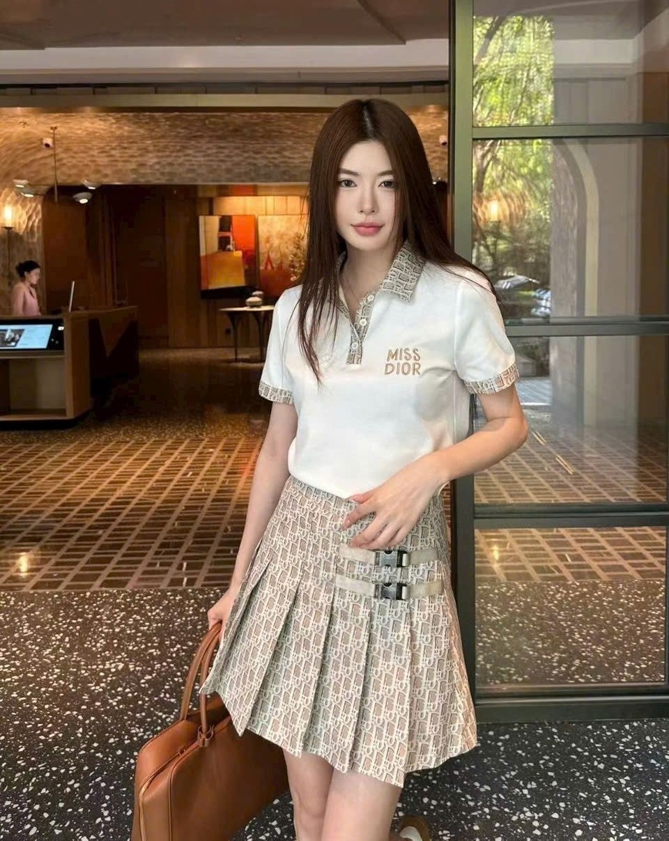 Set áo thun polo váy xếp ly Dior 8