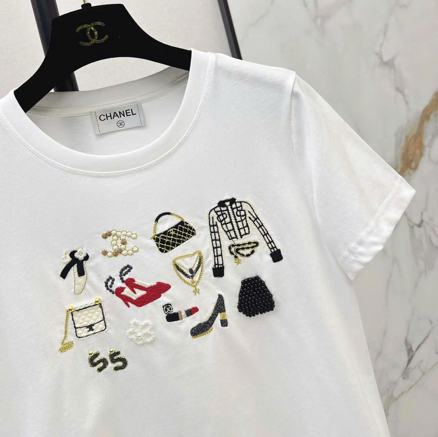 Áo thun thêu nổi họa tiết sticker Chanel 4