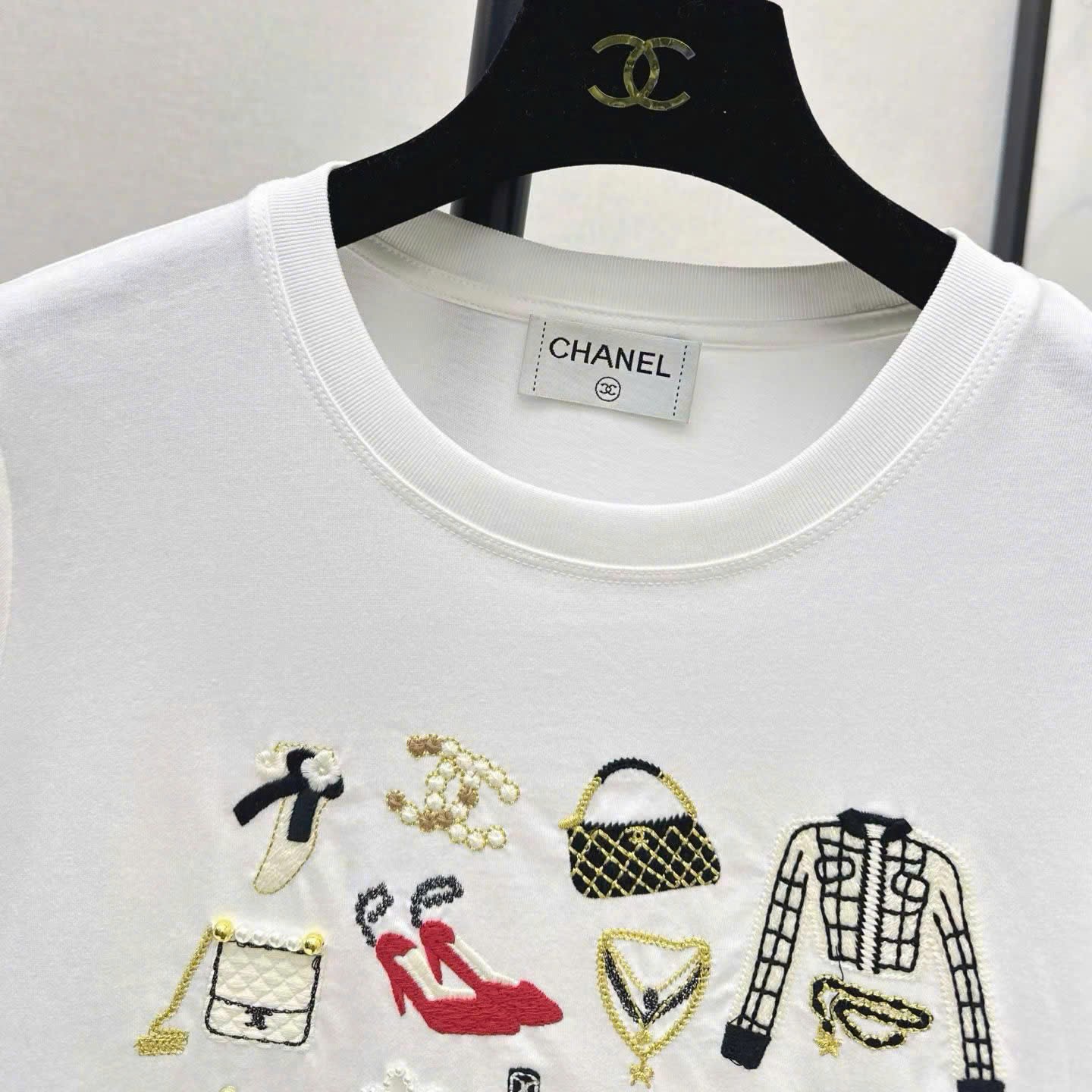 Áo thun thêu nổi họa tiết sticker Chanel 6