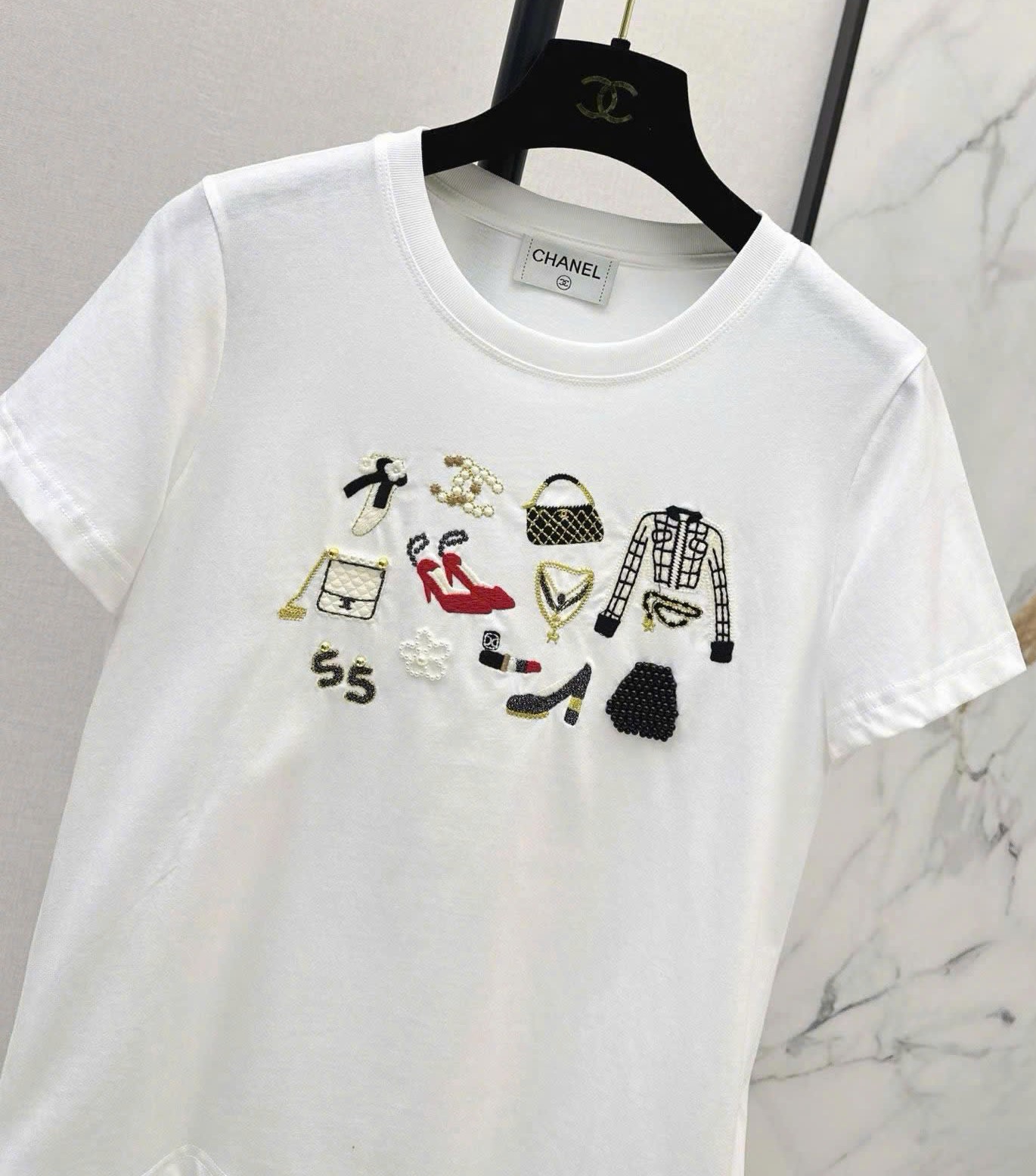 Áo thun thêu nổi họa tiết sticker Chanel 8