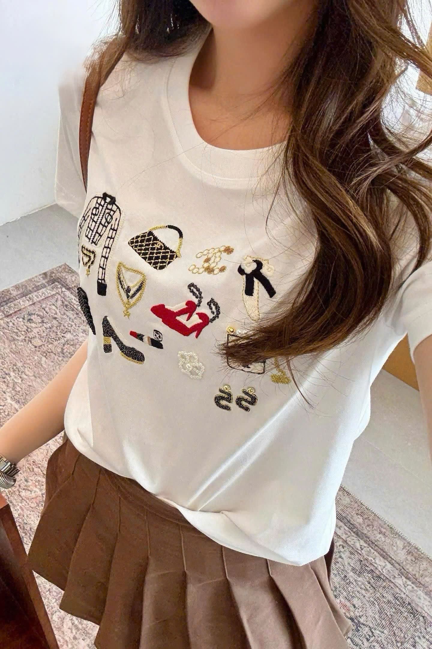Áo thun thêu nổi họa tiết sticker Chanel 9