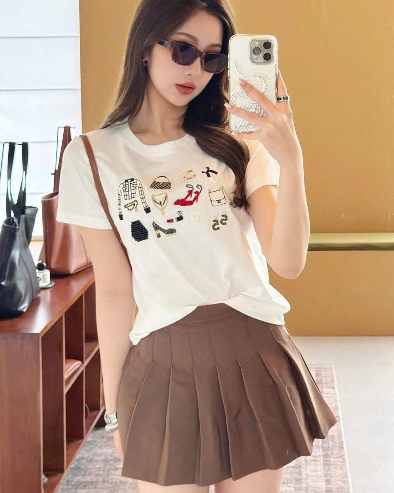 Áo thun thêu nổi họa tiết sticker Chanel 10