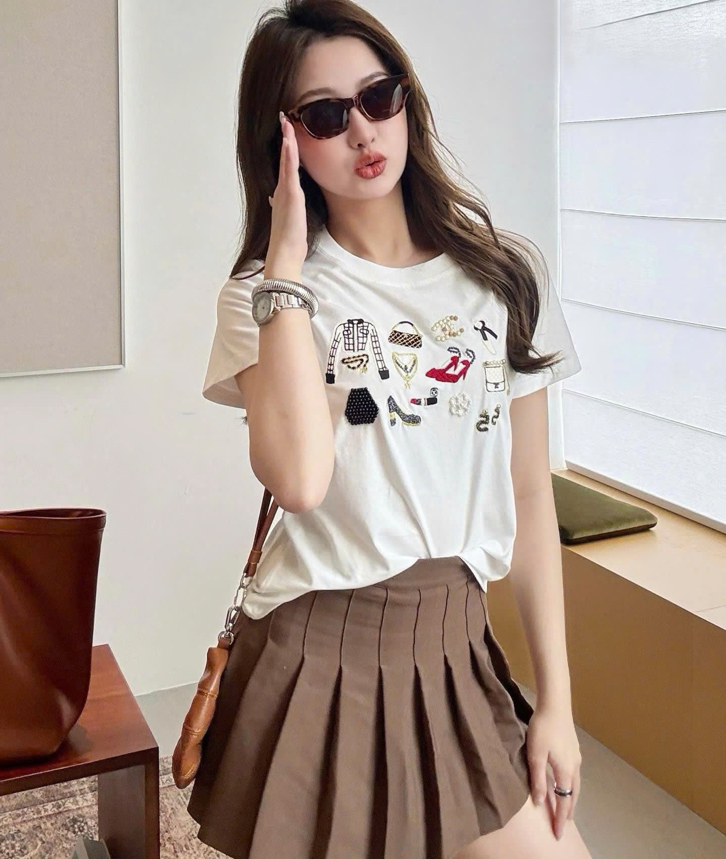 Áo thun thêu nổi họa tiết sticker Chanel 1