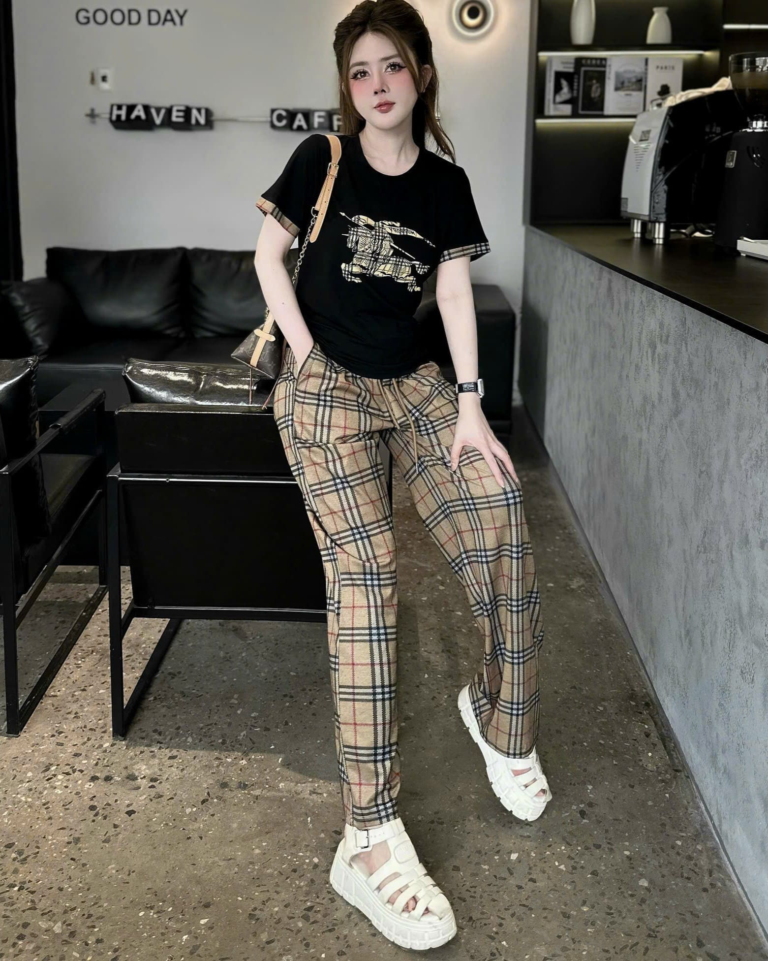 Set bộ nữ áo thun quần dài Burberry 4