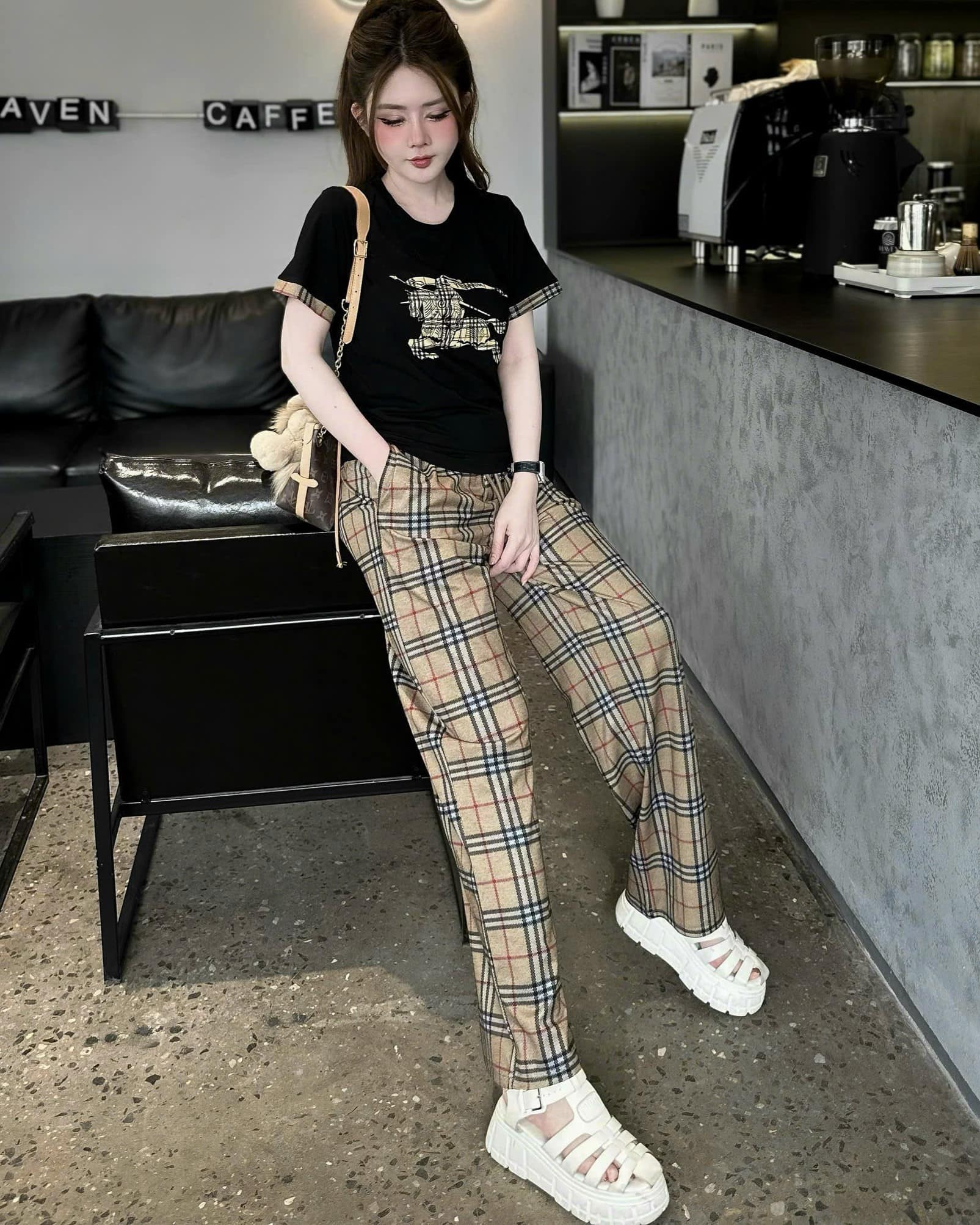 Set bộ nữ áo thun quần dài Burberry 7