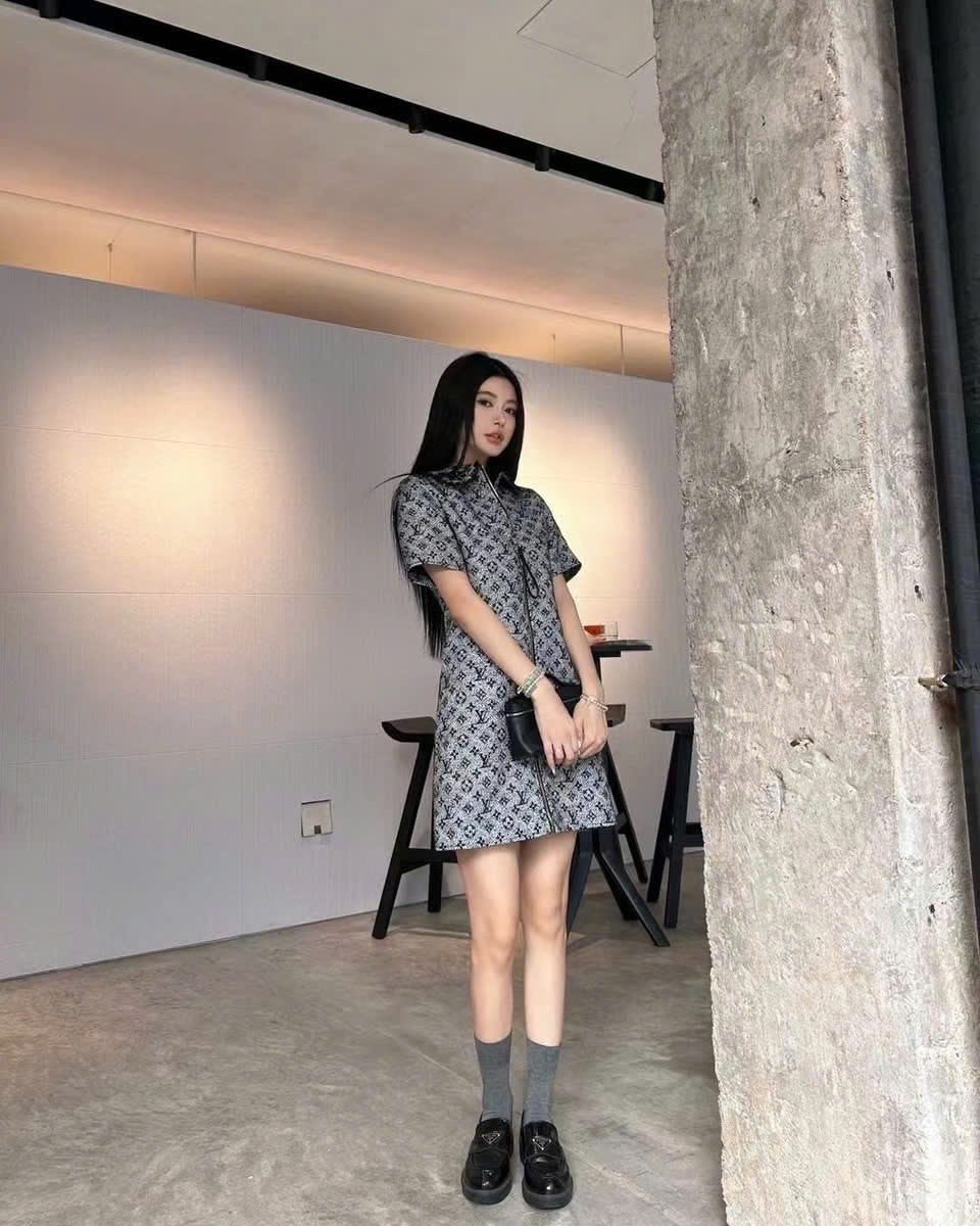 Đầm nữ LV dây kéo giữa 7