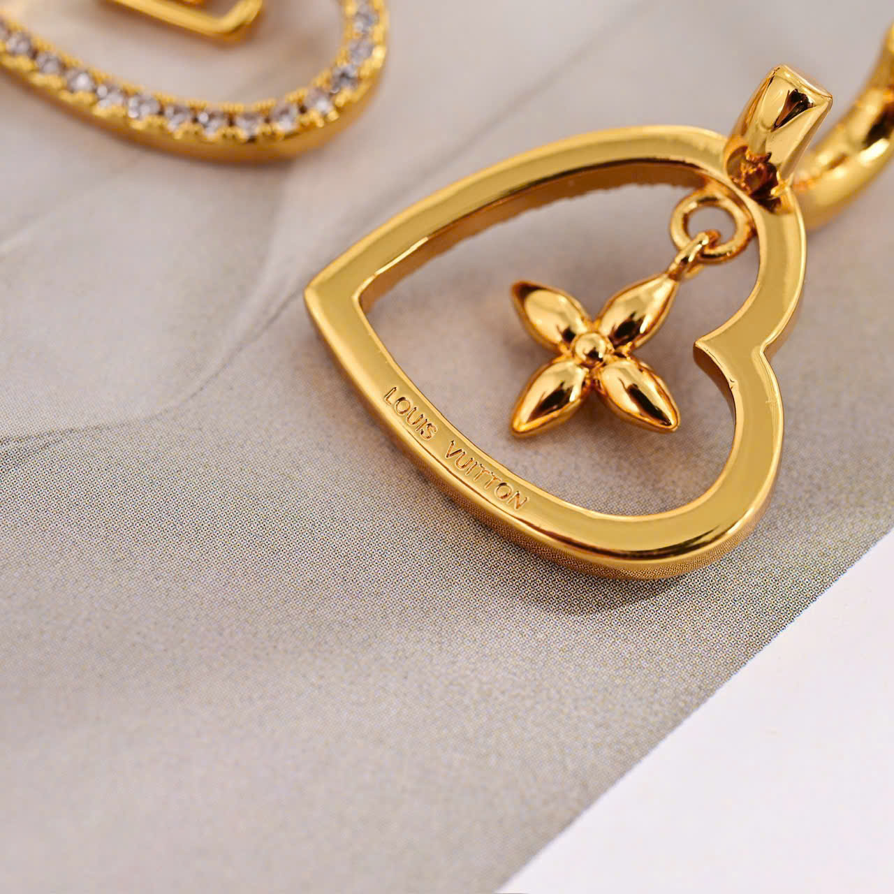 Khuyên Tai My LV Heart Gold-toned Metal and Zircons Earrings 1