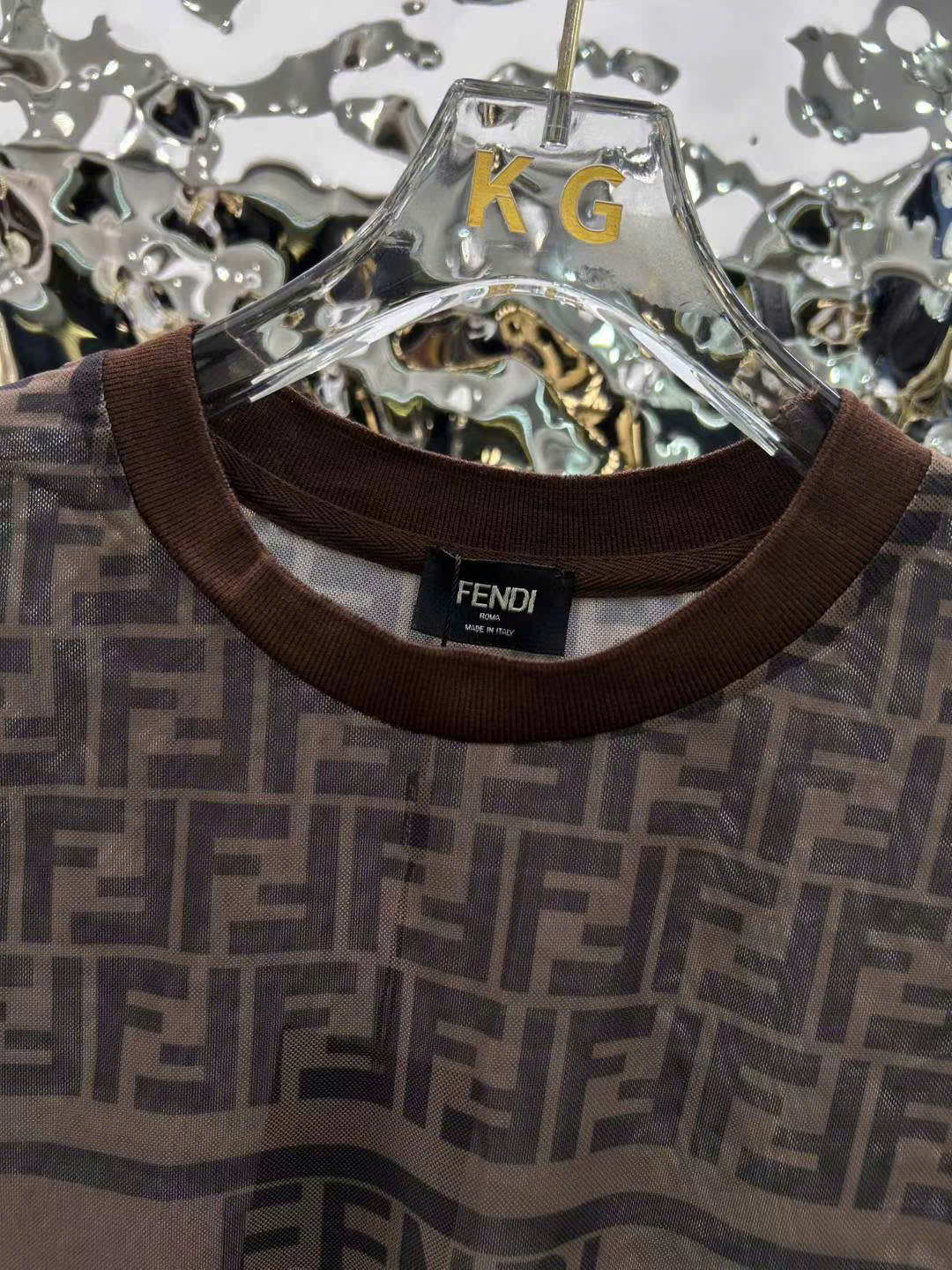 Áo thun màu nâu tay ngắn cổ tròn Fendi 1
