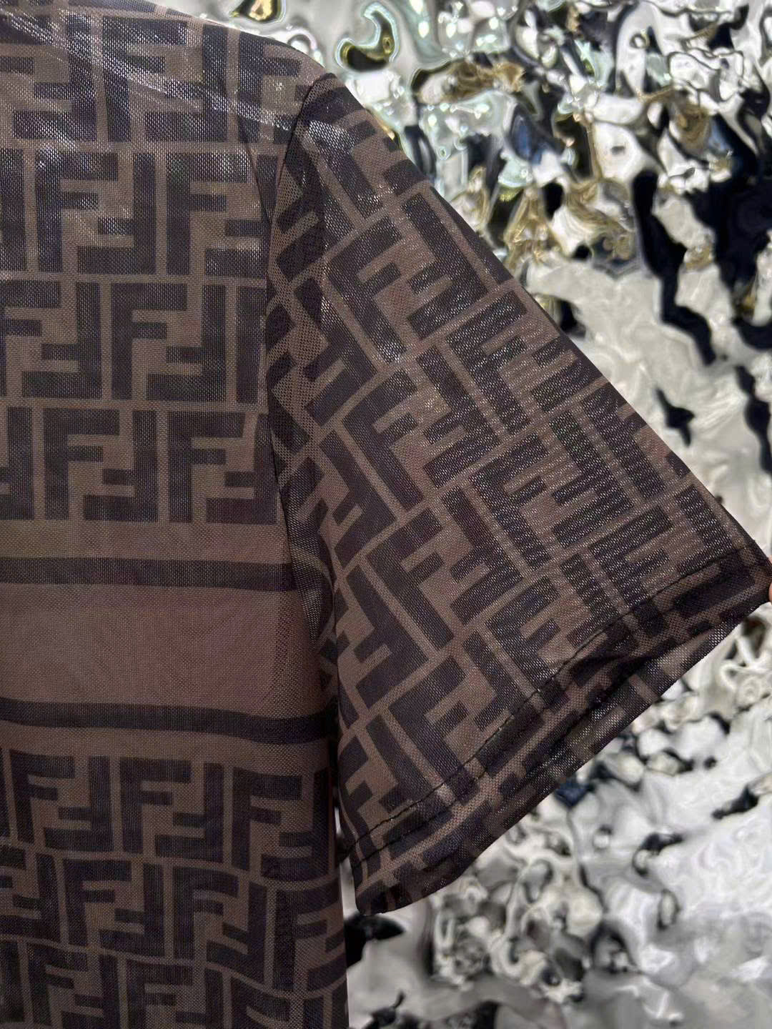 Áo thun màu nâu tay ngắn cổ tròn Fendi 3